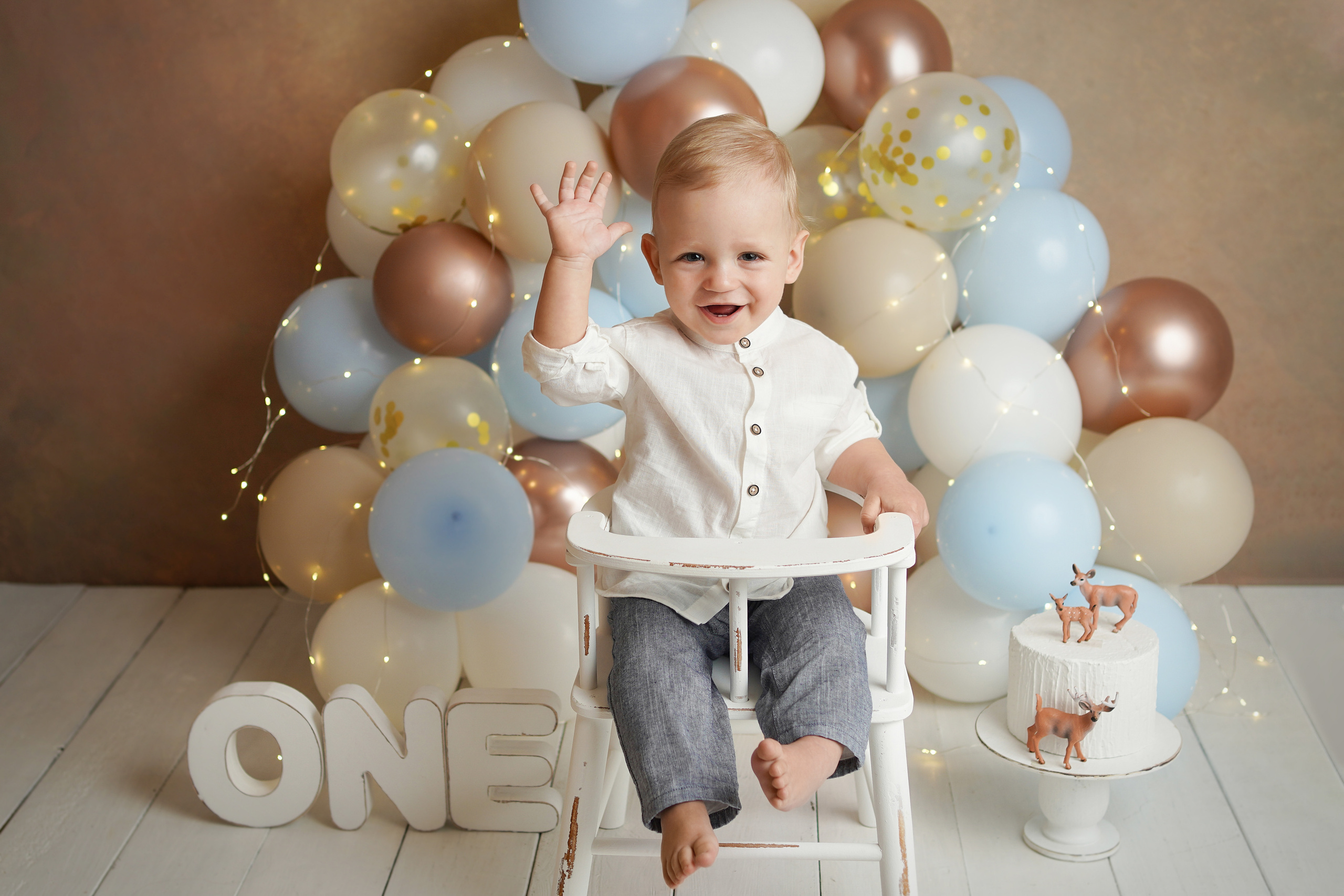 Красивое оформление из шариков на фотосессии Первый годик
