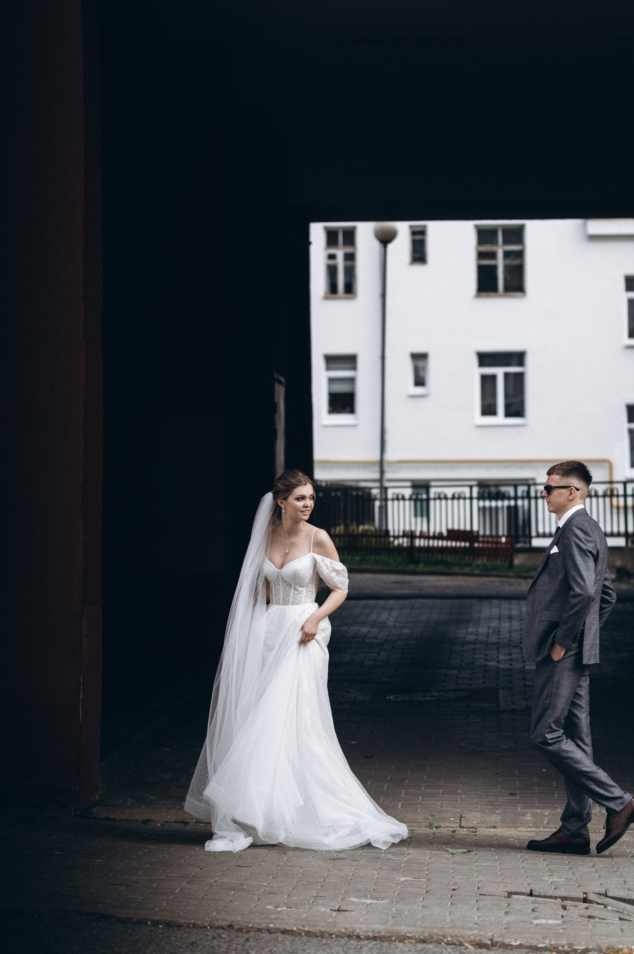 Свадебная фотография жениха и невесты на улице в Полоцке