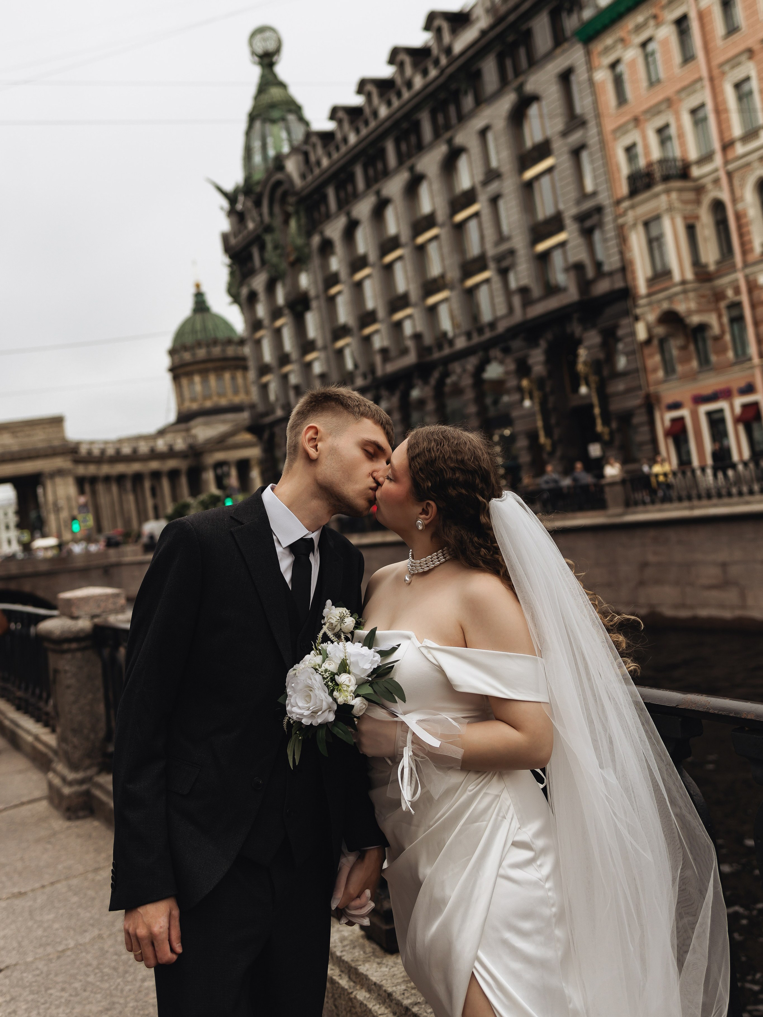 Свадебная фотопрогулка у Казанского собора и Банковского моста в Санкт-Петербурге. Крылатые львы, канал Грибоедова, Дом Зингер и колоннада собора — идеальные локации для свадебной съёмки в центре города