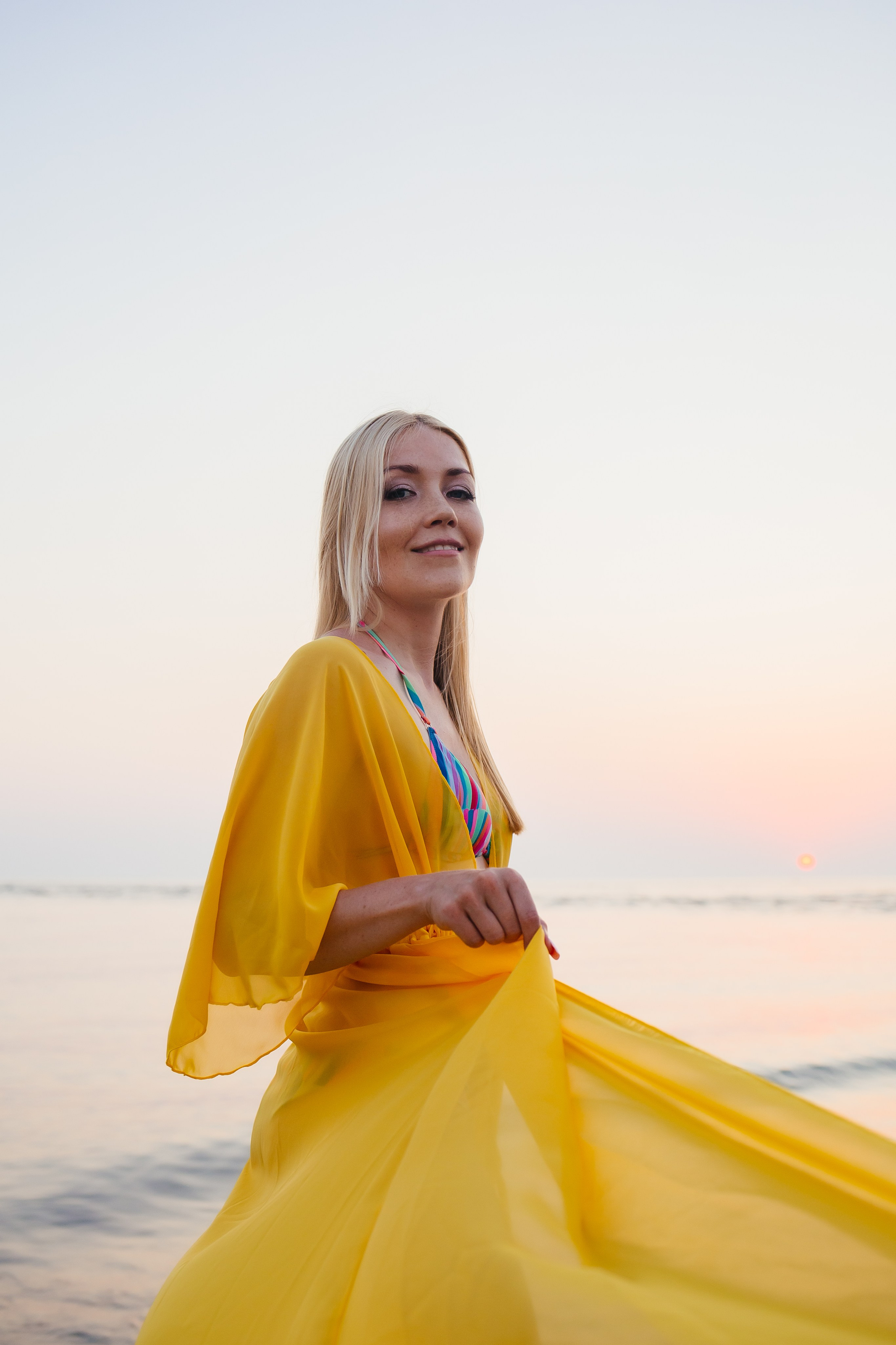 Индивидуальная фотосессия девушки на пляже Мандарин в Сочи на закате.