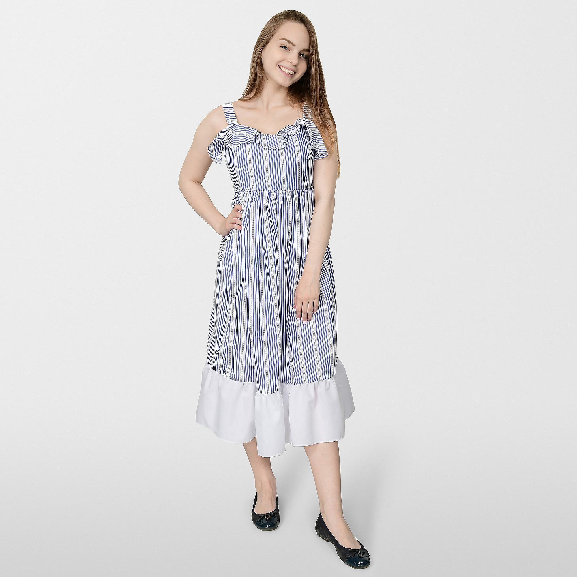 Модель в сарафане в фотостудии.