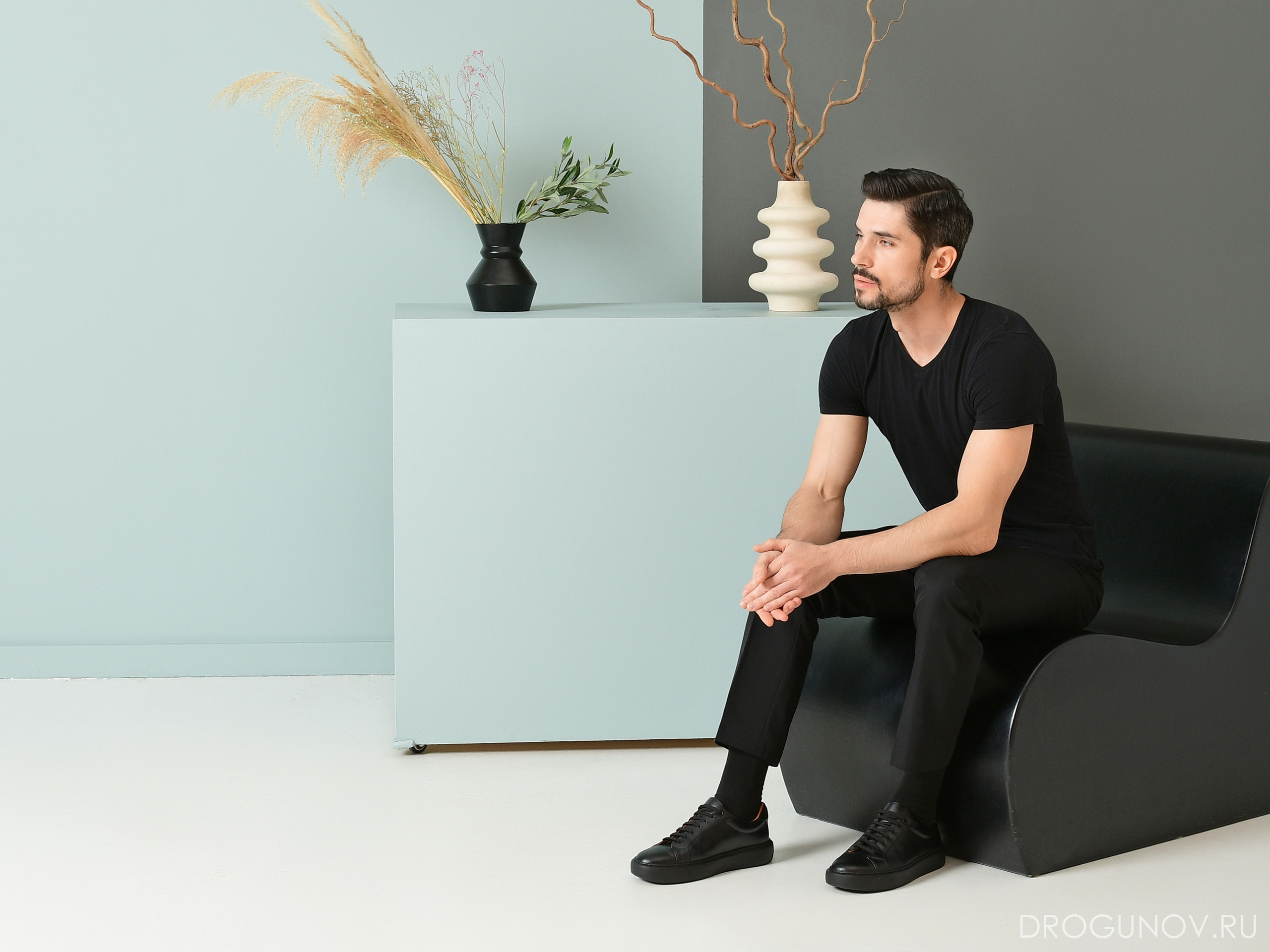 Чёрная одежда в интерьере.