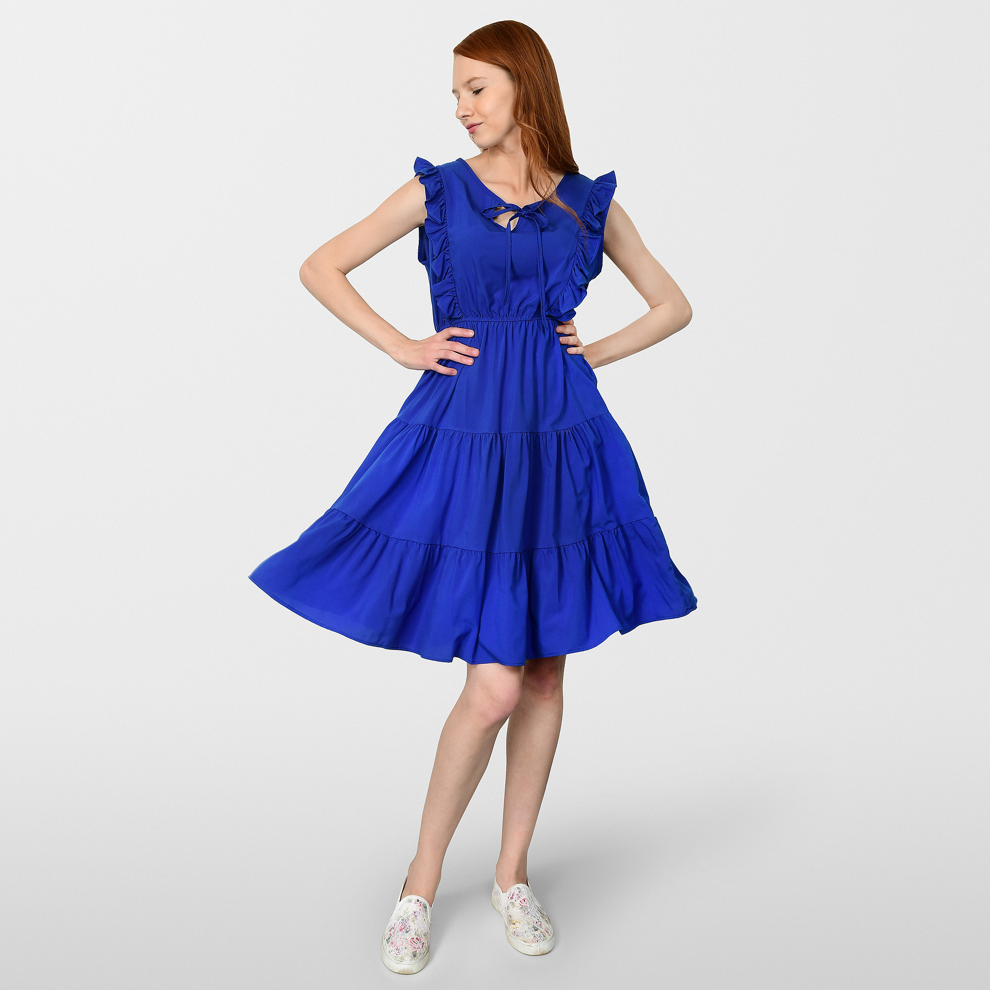 Девушка в синем платье на сером фоне.