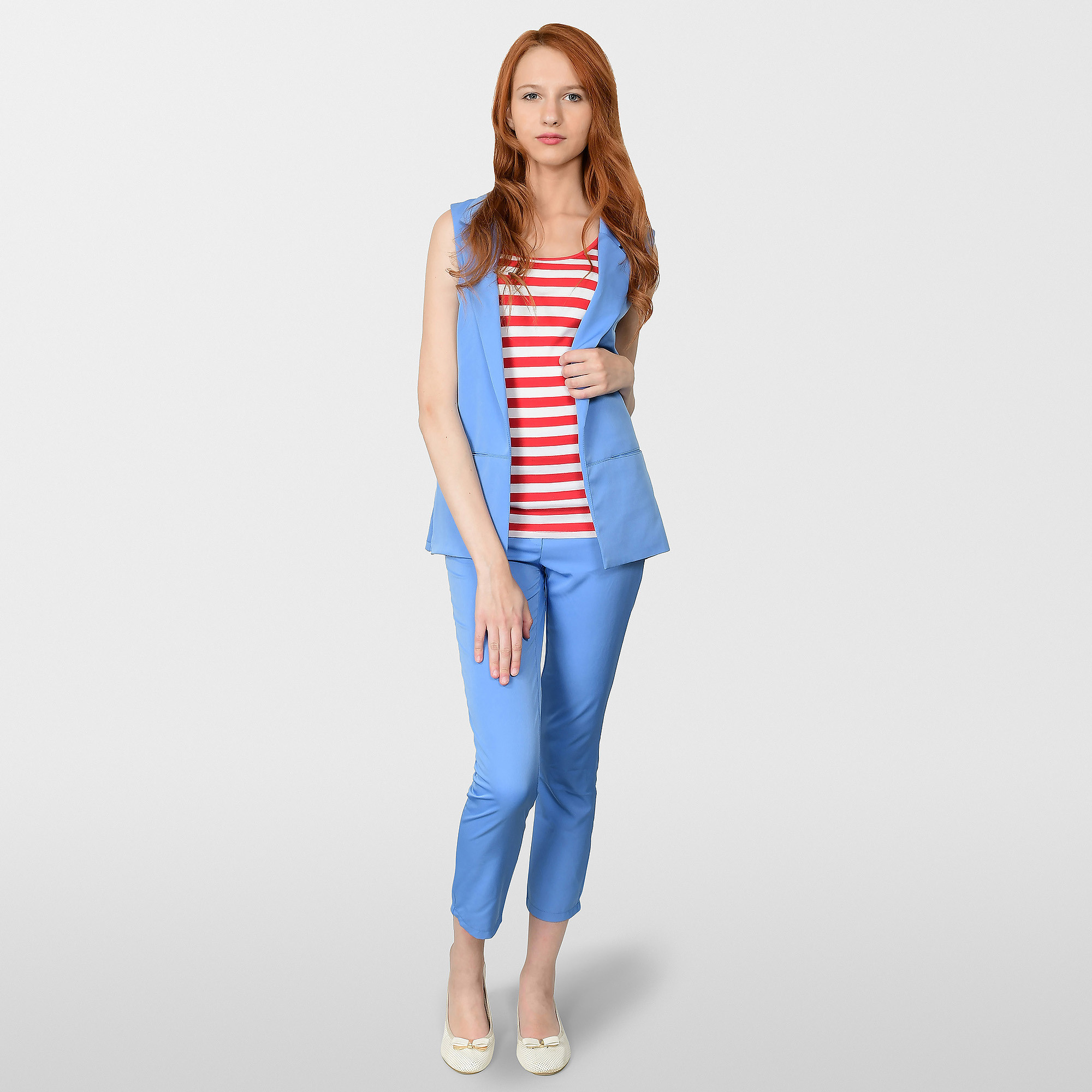 Брюки и жилетка на модели.