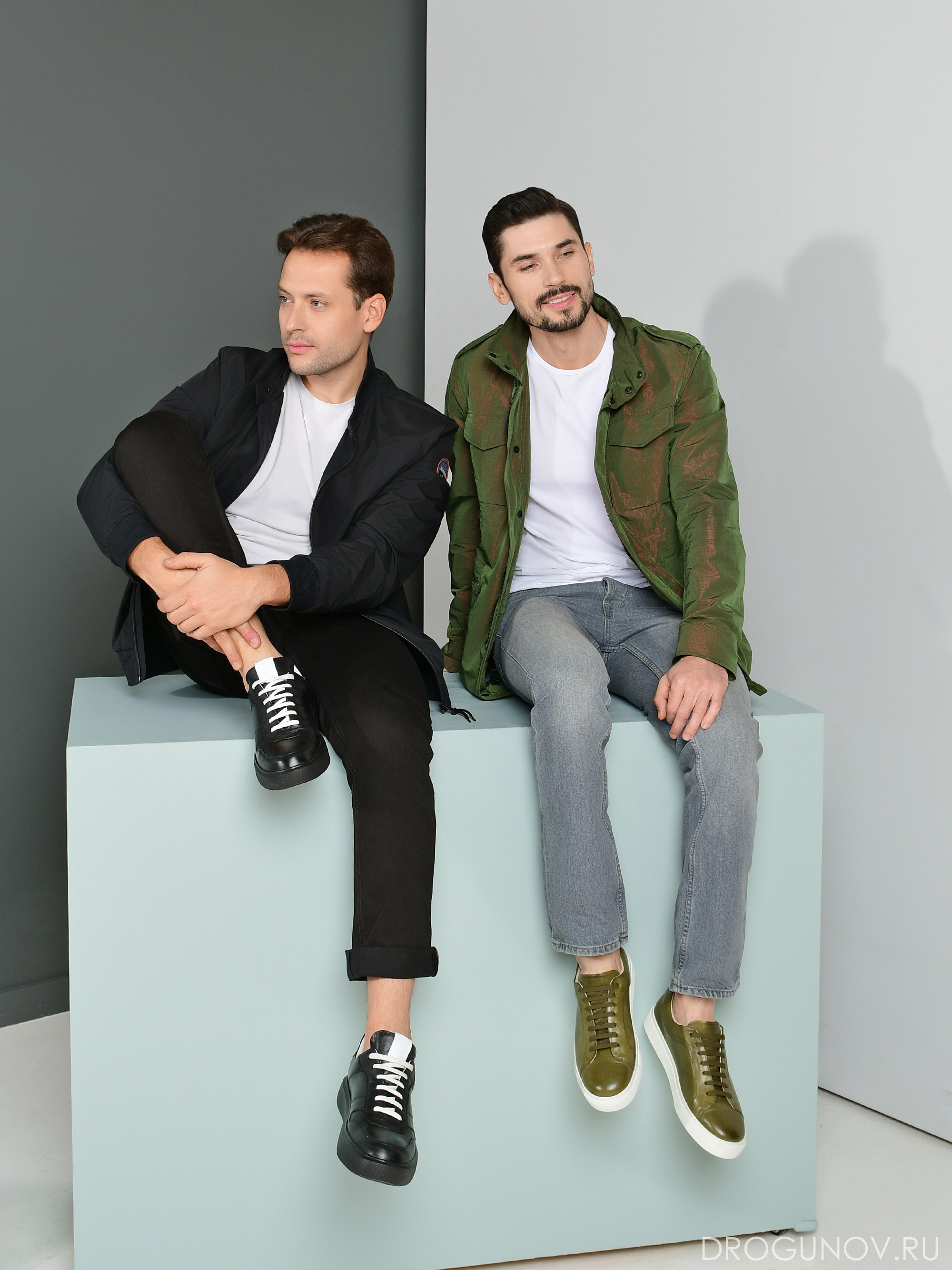 Джинсы и пиджаки на голубом фоне.