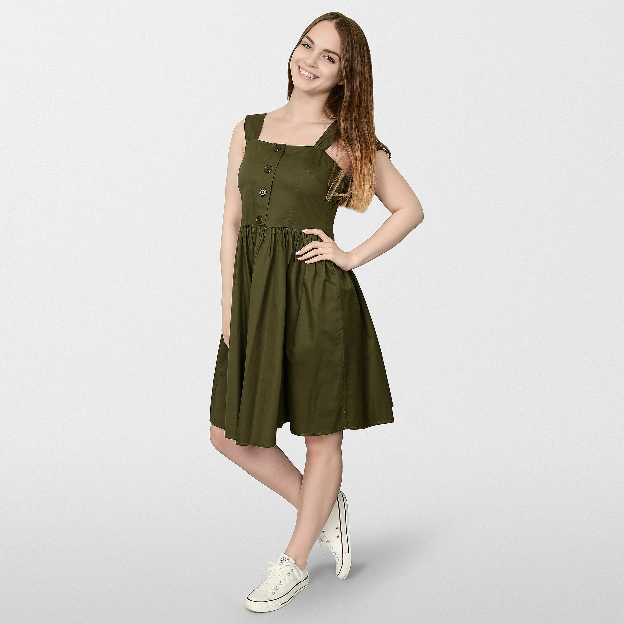 Девушка с длинными волосами в платье болотного цвета.