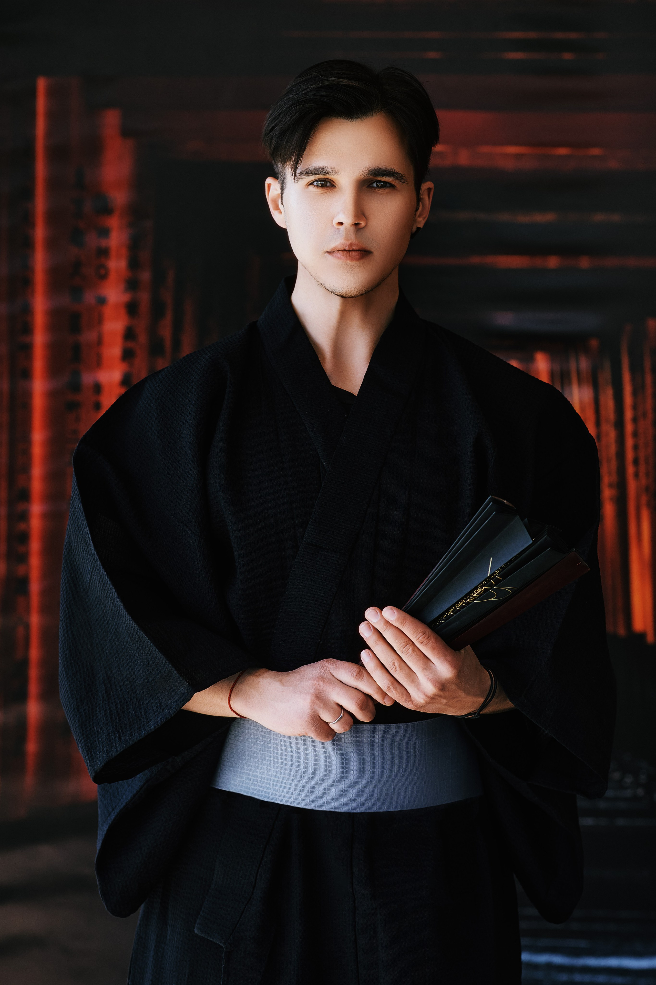 Мужская фотосессия в чёрном кимоно в Находке. Пример фото с качественной ретушью в азиатском стиле