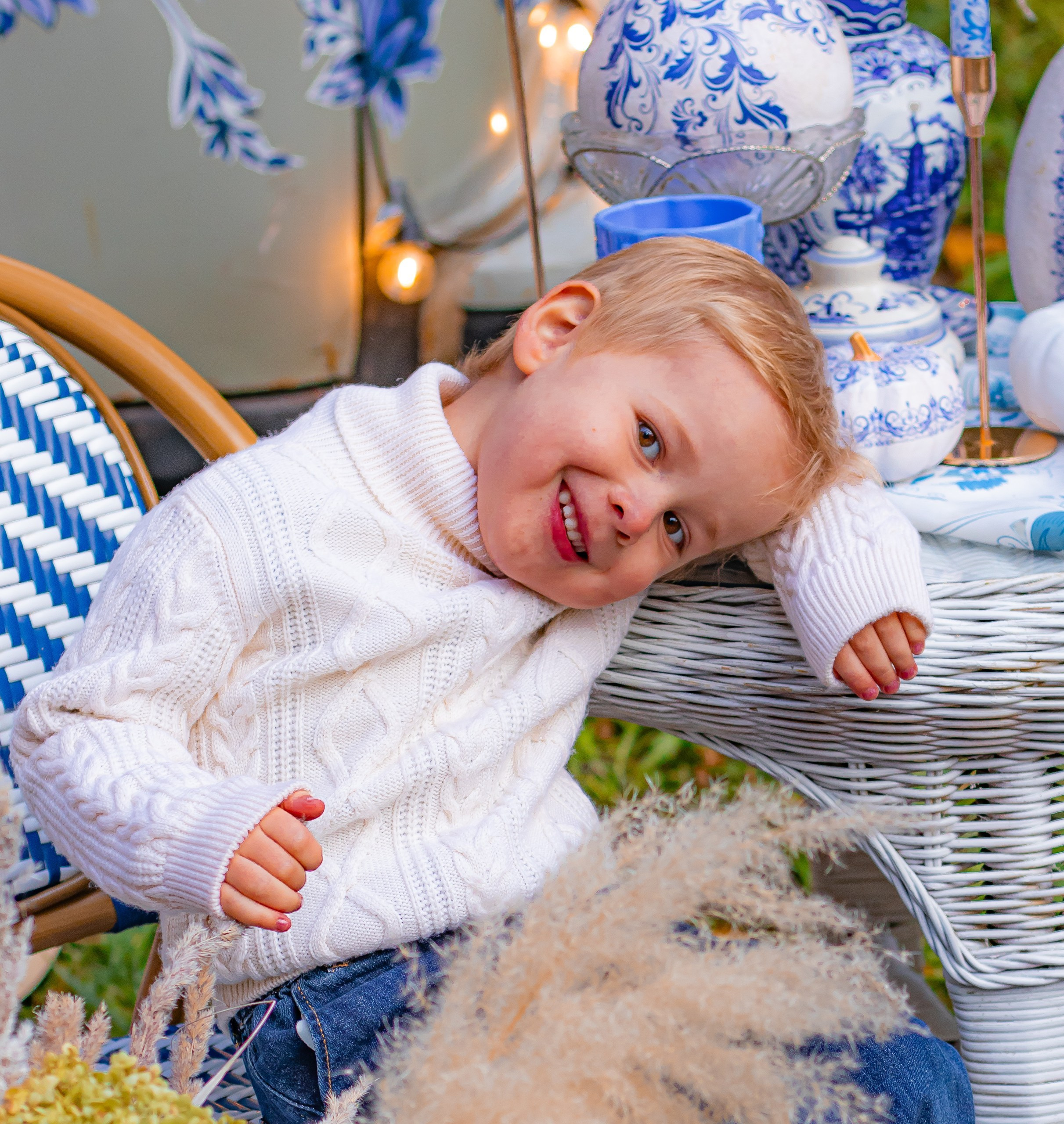 Мальчик сидит на плетёной мебели около фургона детский портрет, фотограф Карасёва Елена