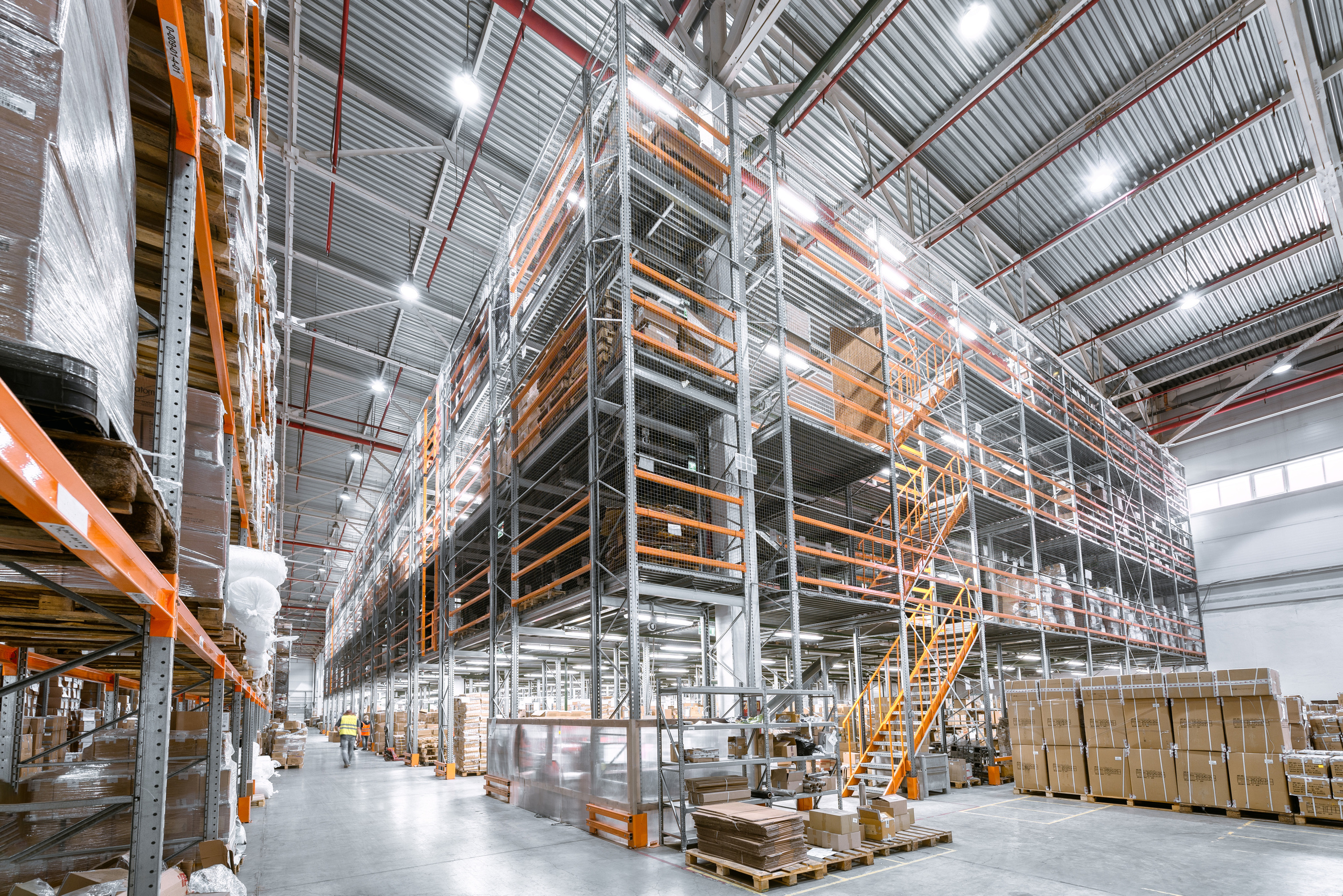 Большой промышленный склад. Многоэтажная складская система мезонин
