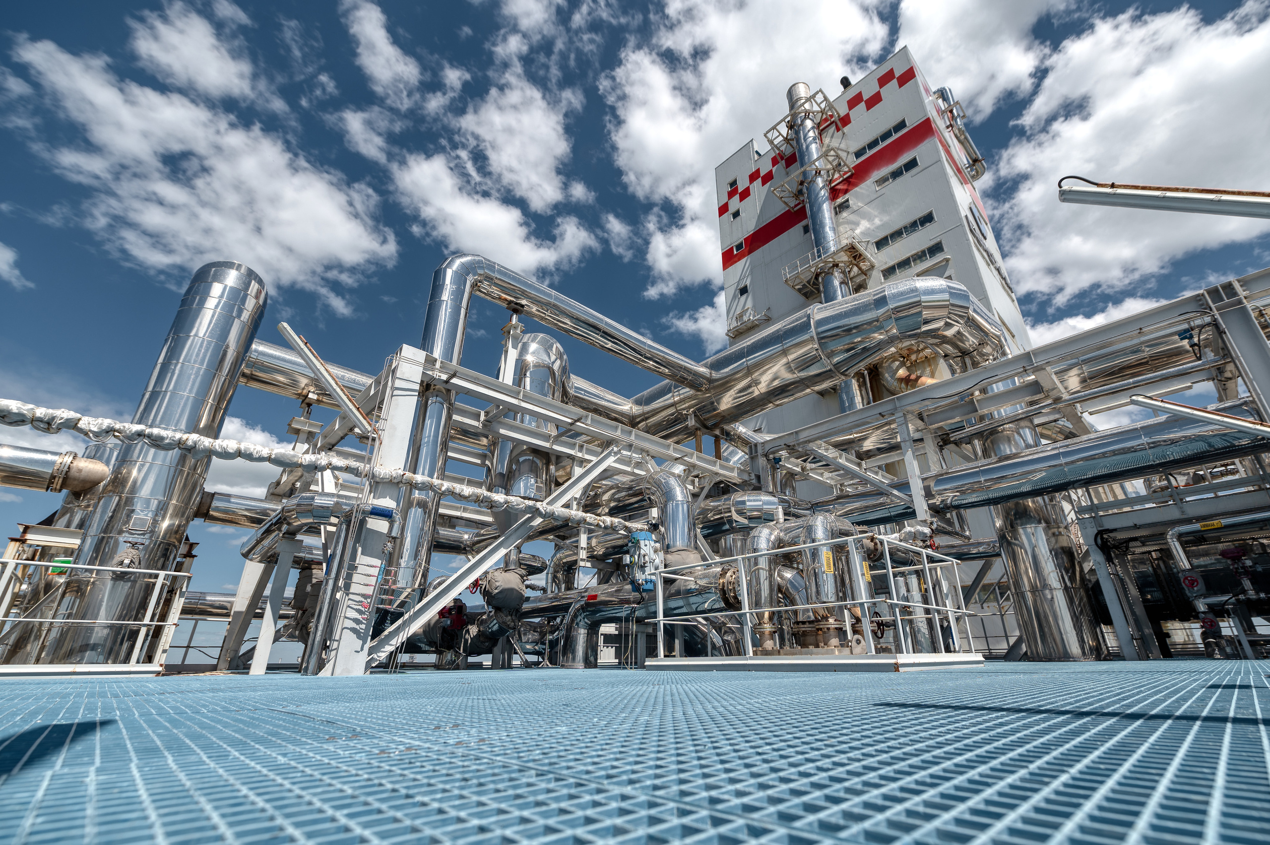 Завод по производству азотных удобрений. Сложная система различных трубопроводов