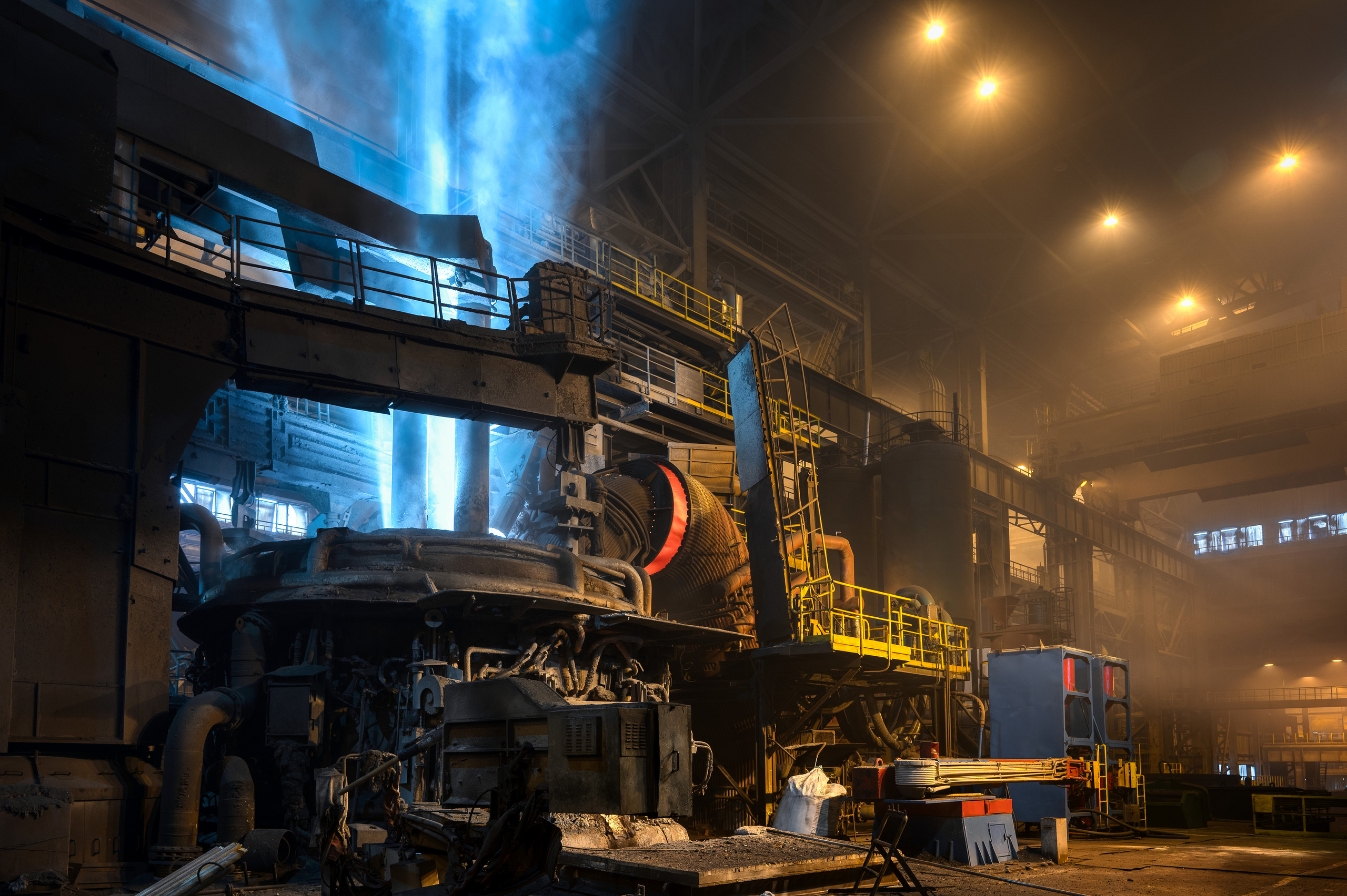 Работа электросталеплавильной печи. Лучи яркого света от электрической дуги.