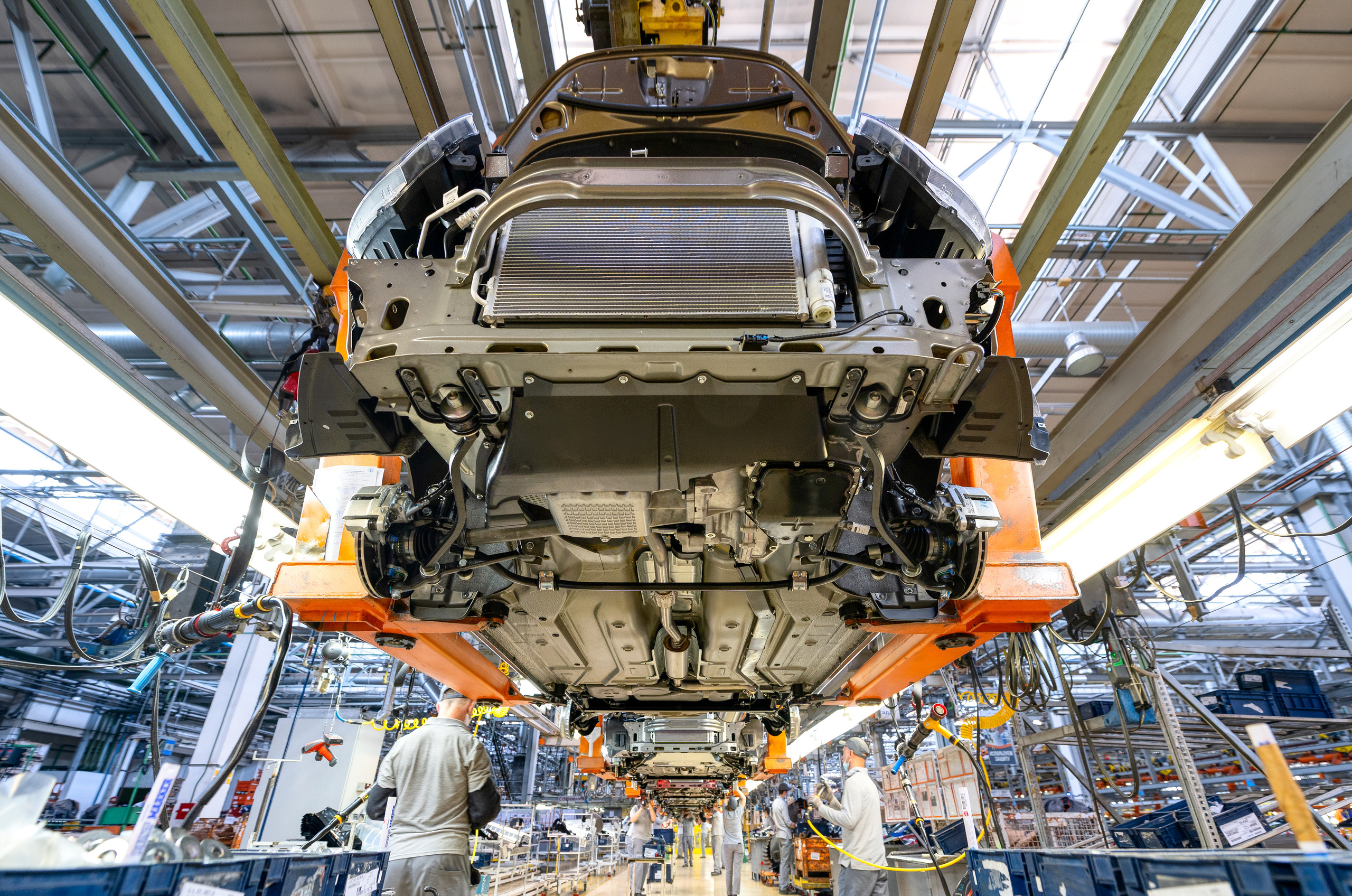 Легковой автомобиль на сборочном конвейере