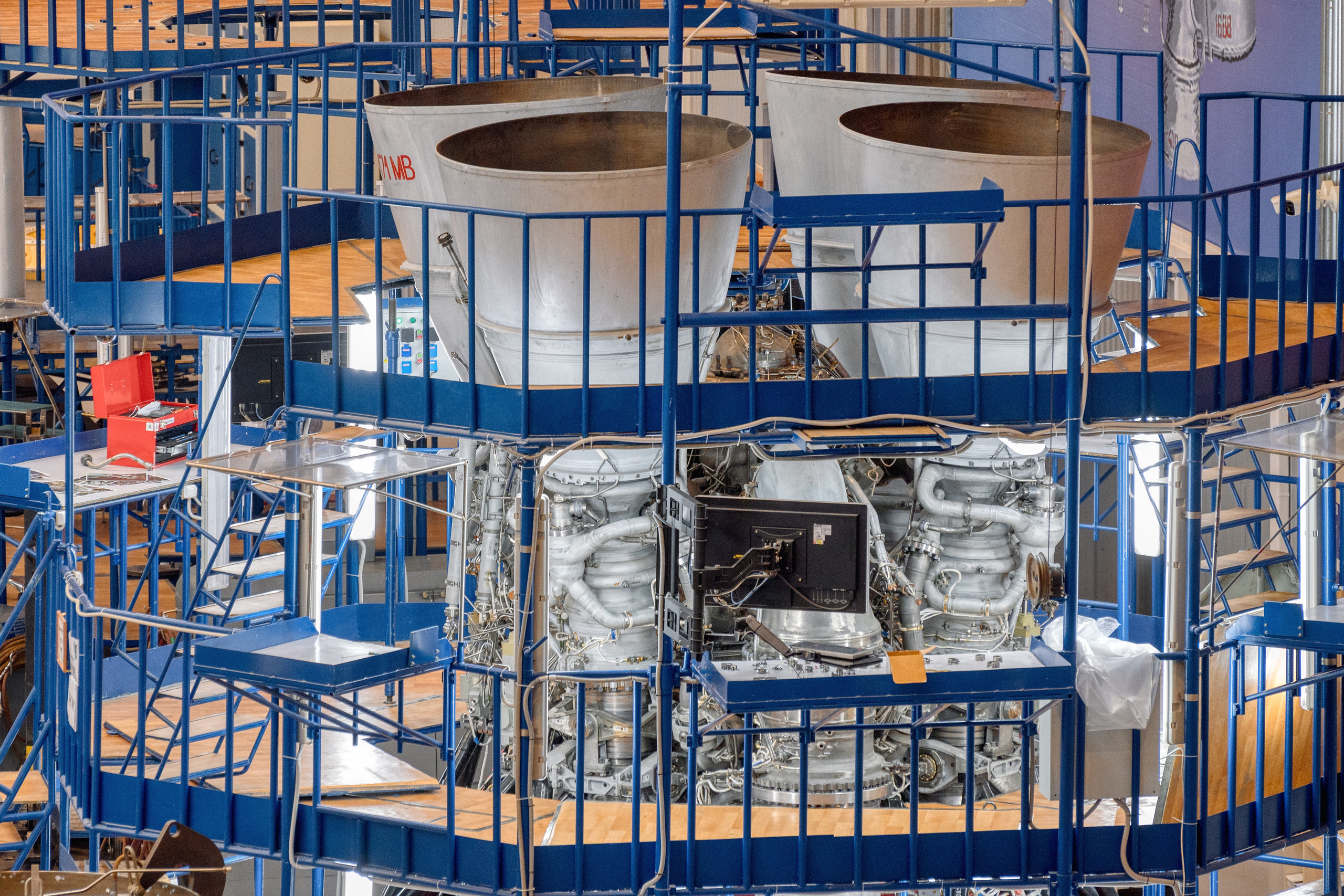 Двигатель для ракеты носителя "Союз" на стапеле в процессе сборки