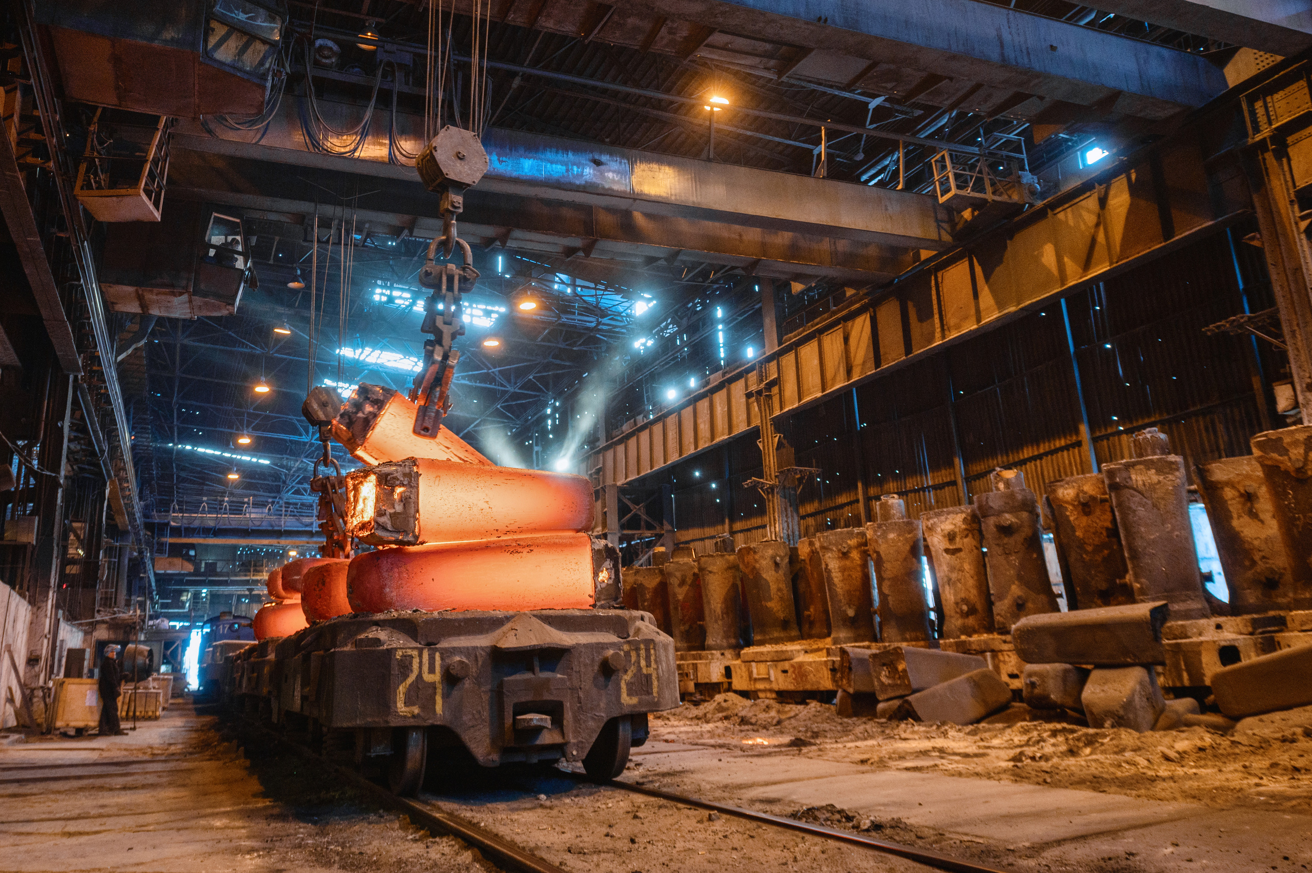 Погрузка раскаленных стальных отливок на железнодорожную платформу. Металлургический цех.