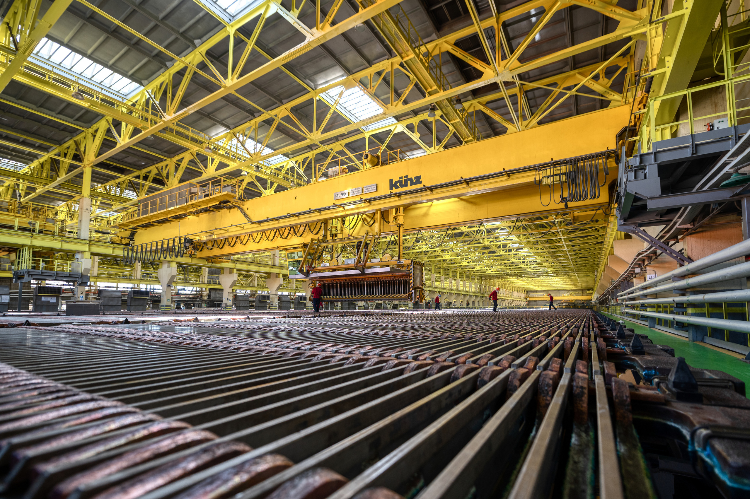 Цех электролиза меди. Ванны с электролитом и медными анодами.