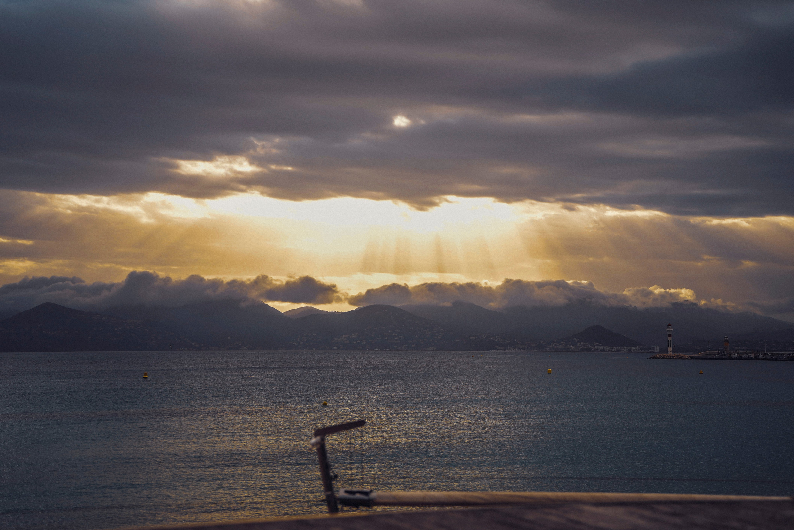 Стрит-фотография, полная абсурда, идиотизма и красоты