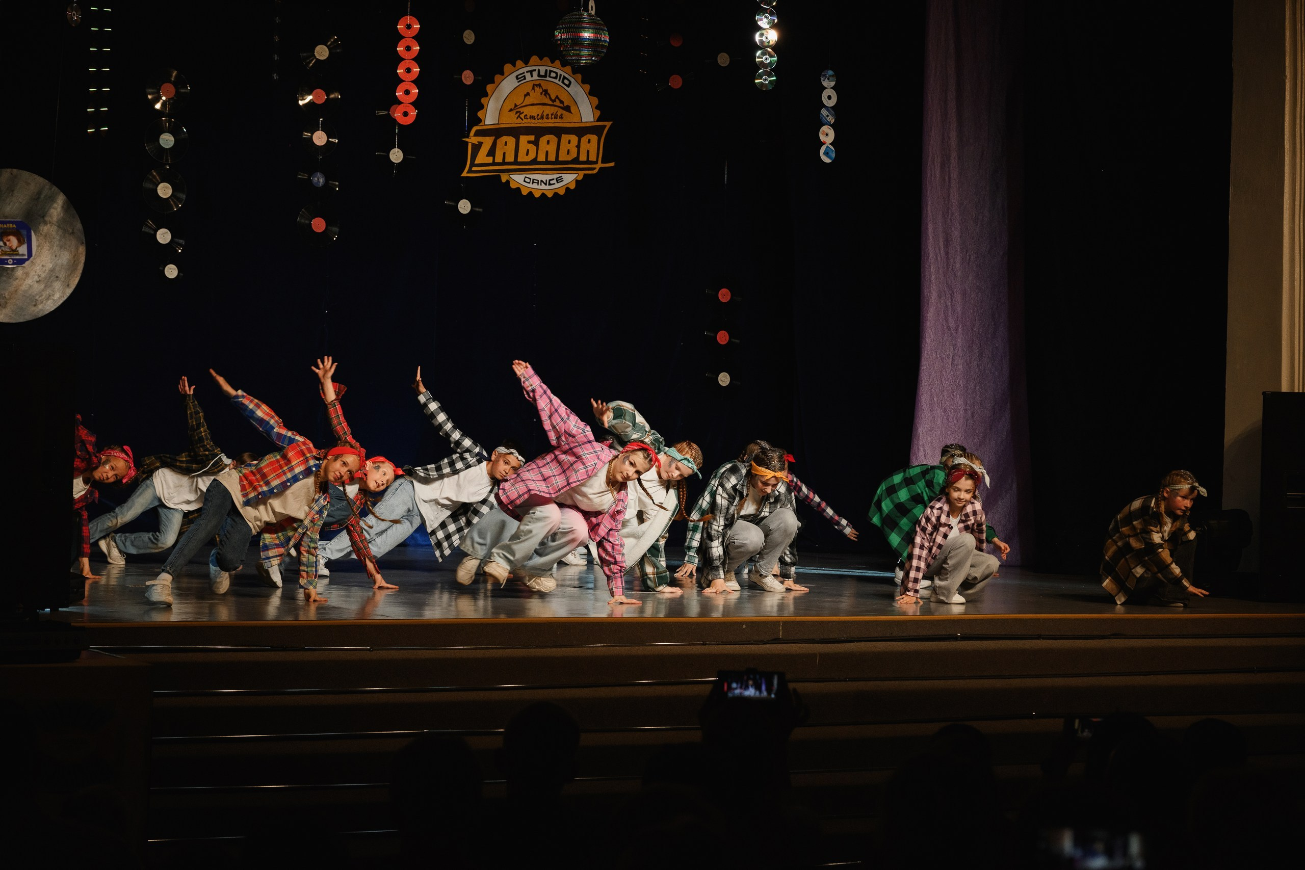 Фотосъемка отчетного концерта по танцам детей в Петропавловске-Камчатском. Яркие и эмоциональные фото детского танцевального концерта в Петропавловске-Камчатском. Профессиональная съемка выступлений детей на сцене в Петропавловске-Камчатском. Красочные и динамичные фото с концерта «Забава» в Петропавловске-Камчатском. Заказать фотосъемку детских мероприятий в Петропавловске-Камчатском.