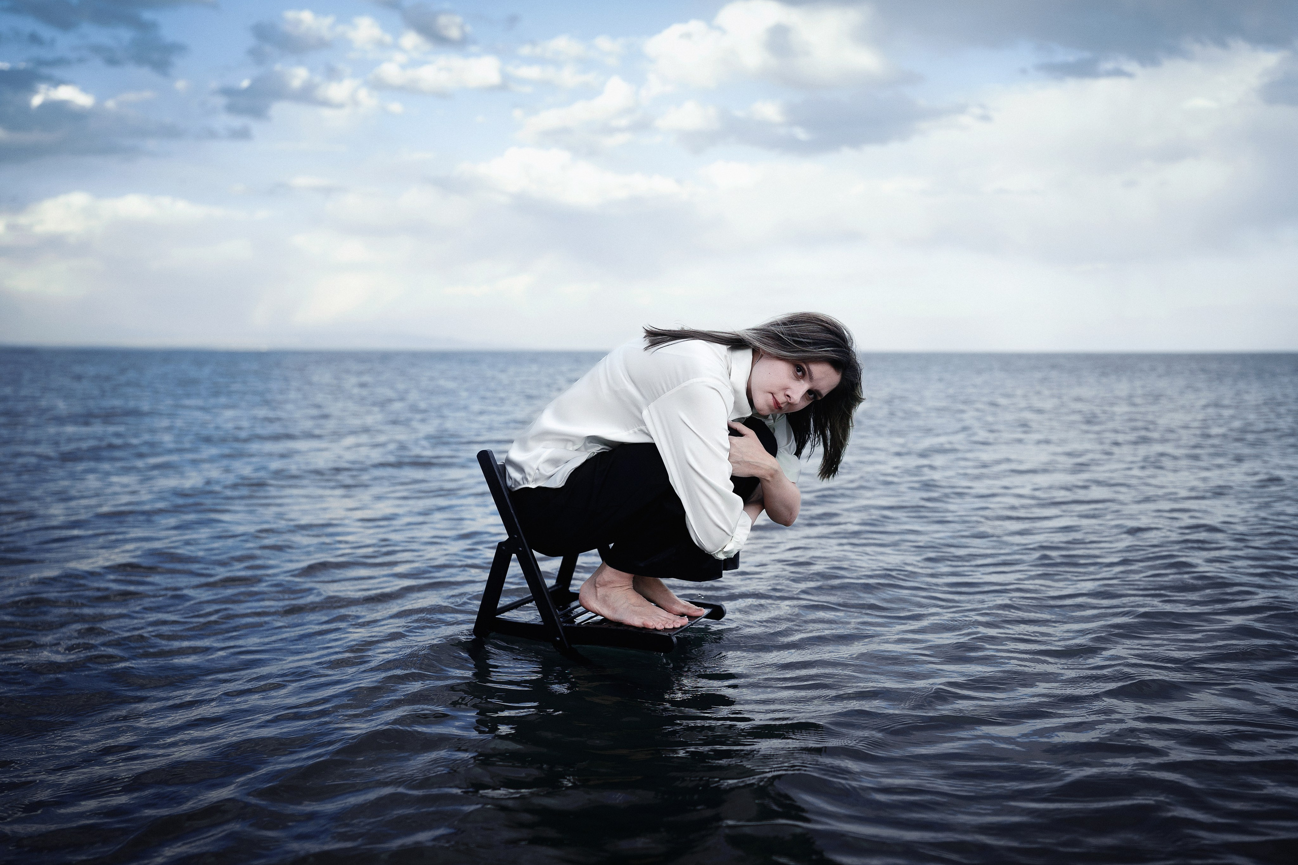 съёмка на озере, стул в воде, вдохновение и сила. Фотограф Илья Матвеев. Краснодар.