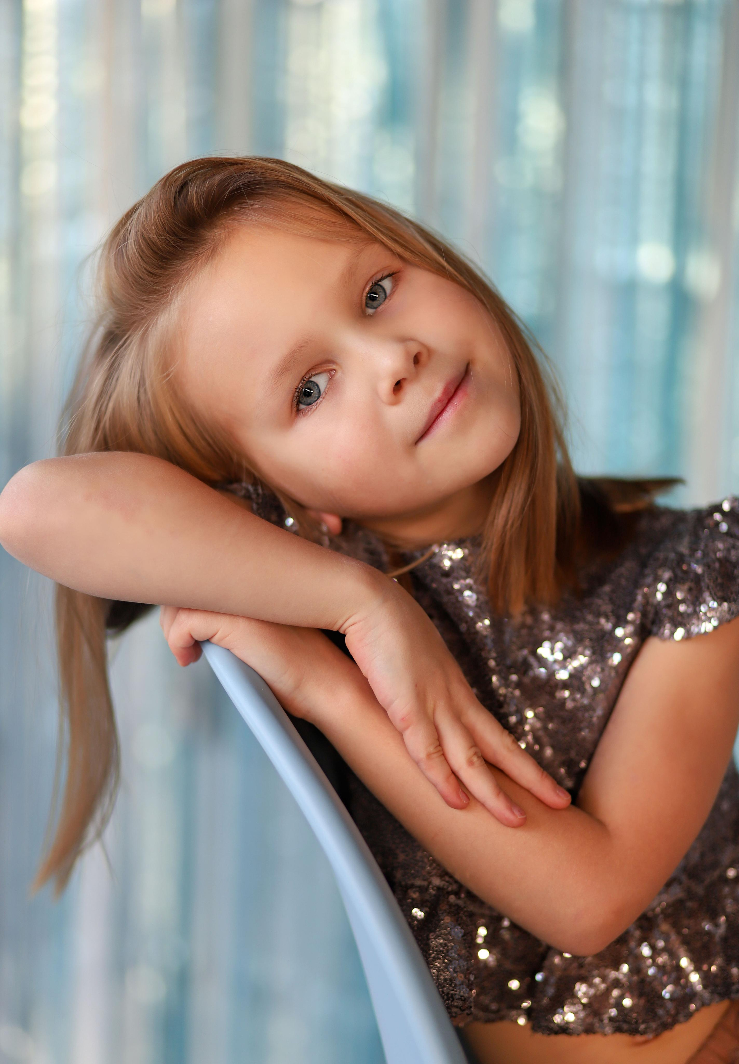 Милая фотосессия Арины и Насти. Фотостудия во Всеволожске. Подходит для всех творческих проектов