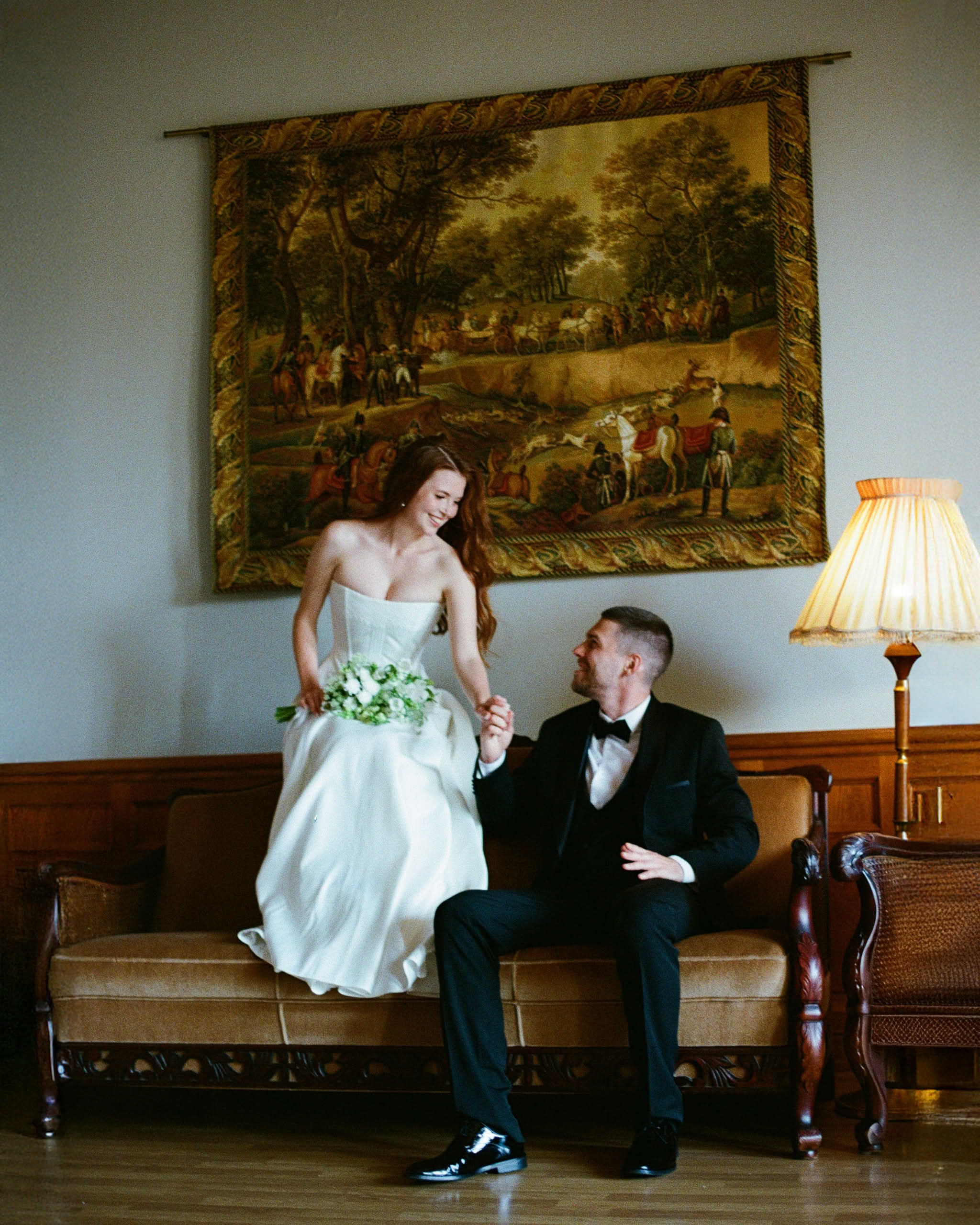 Сценка в историческом интерьере: невеста и жених, плёночная съёмка с мягким светом