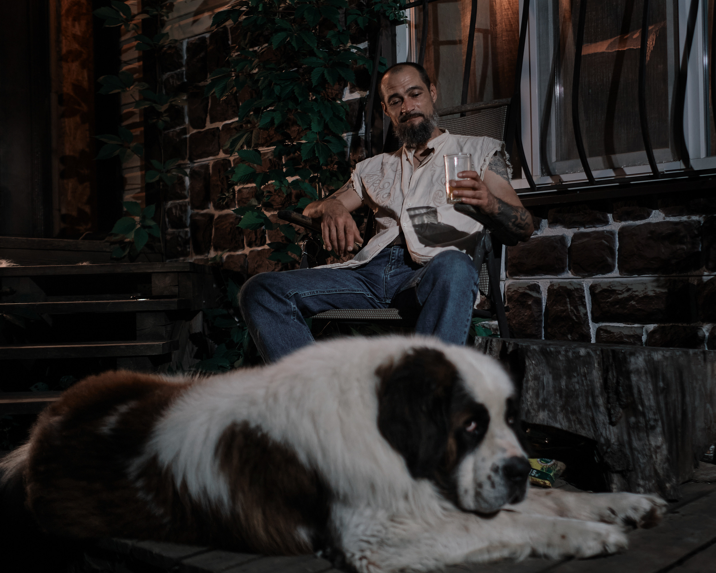 Мужчина в кресле и его любимая собака