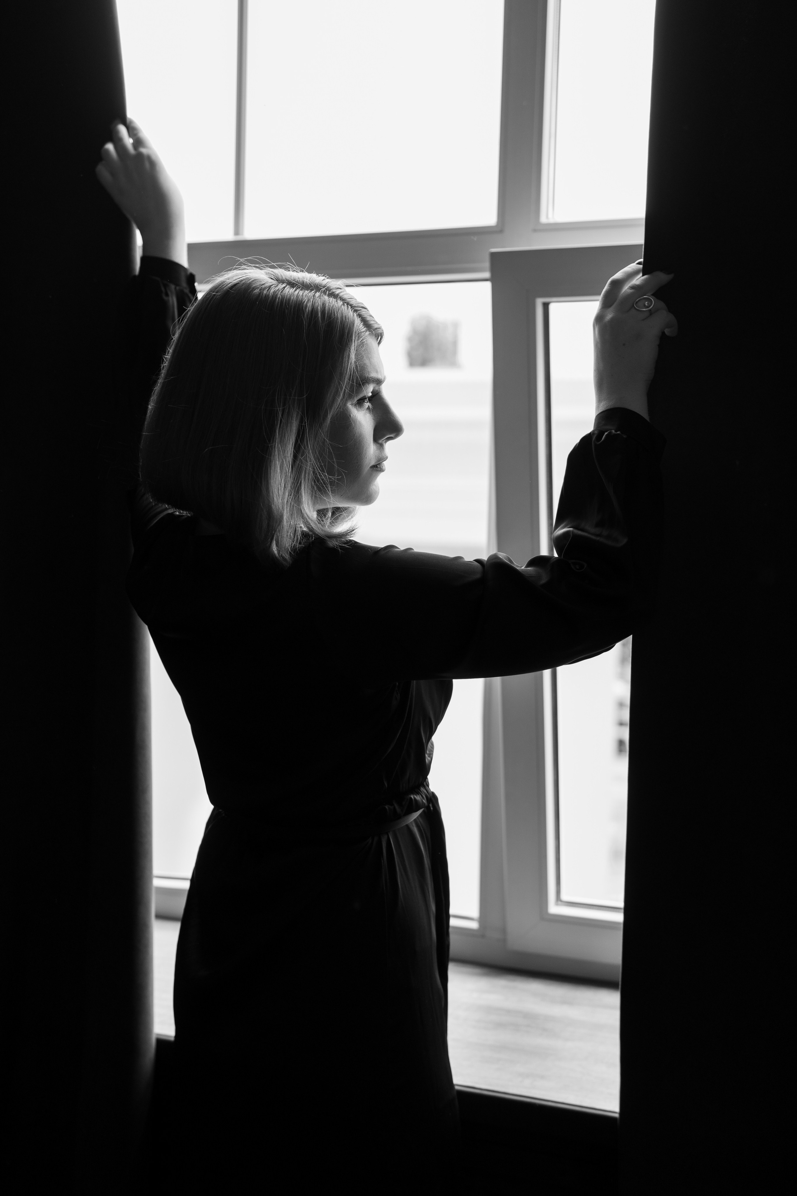 Женский портрет в студии с мягким светом: модель в элегантном образе на фоне классических декораций. Естественные эмоции и профессиональный свет