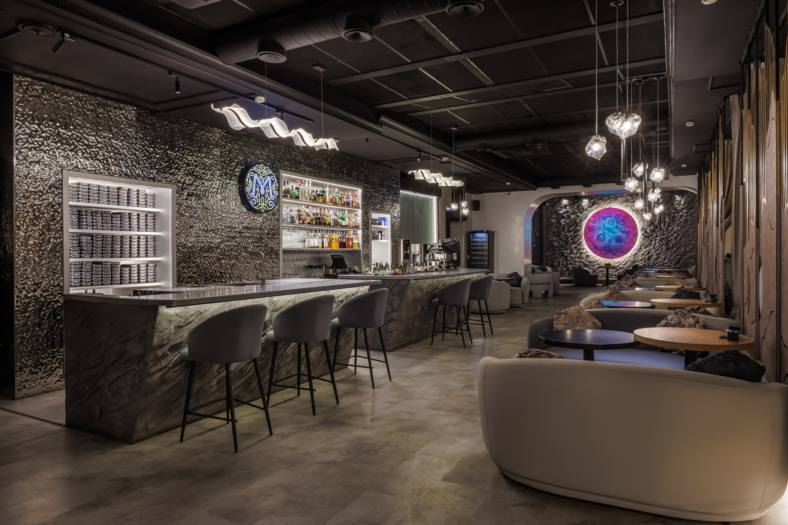 Общий план зала ресторана с барной стойкой