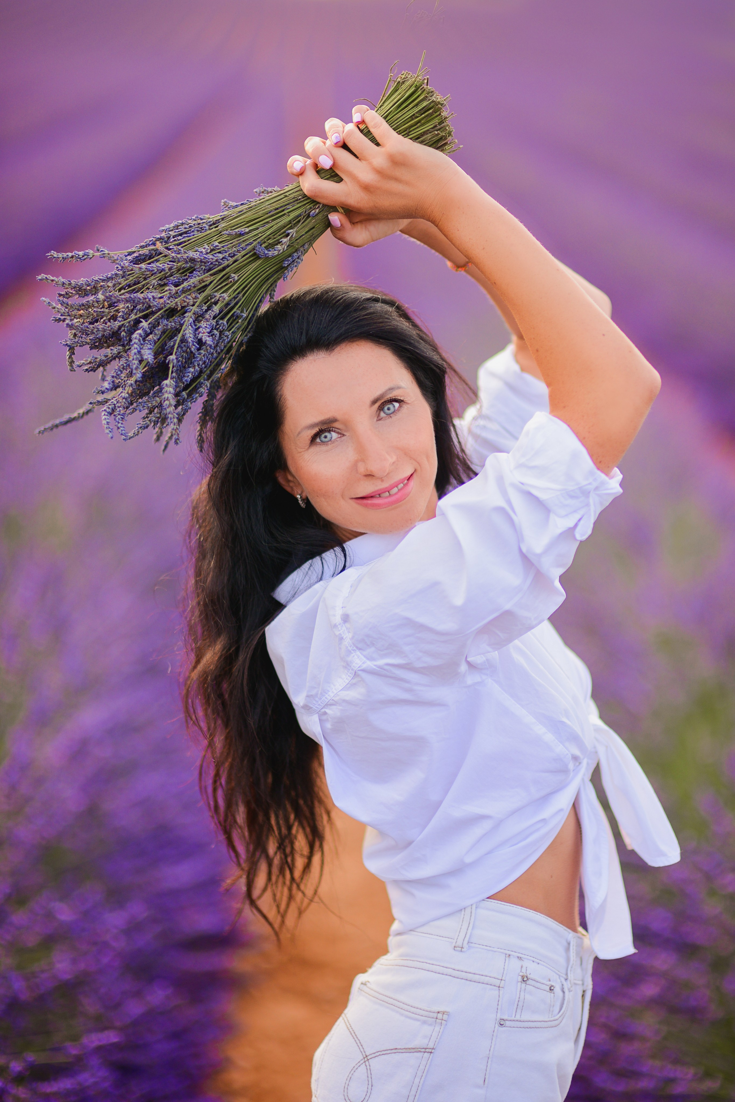 Séances photo dans les champs de lavande 2026. Photographer in Provence Julia Lipiainen