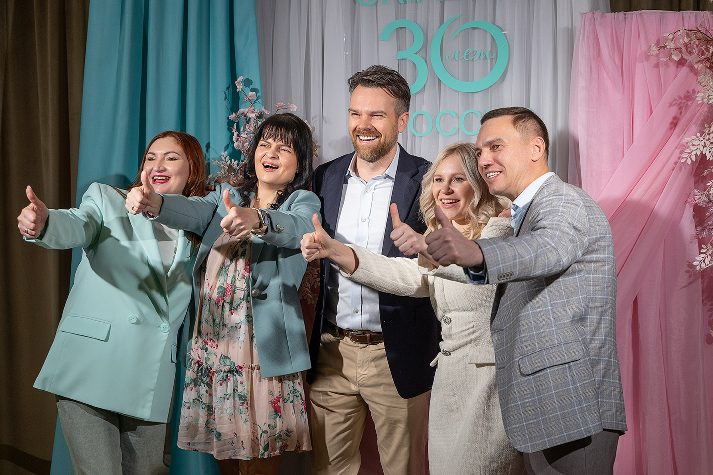 Постановочная фотосъемка у банера на мероприятии