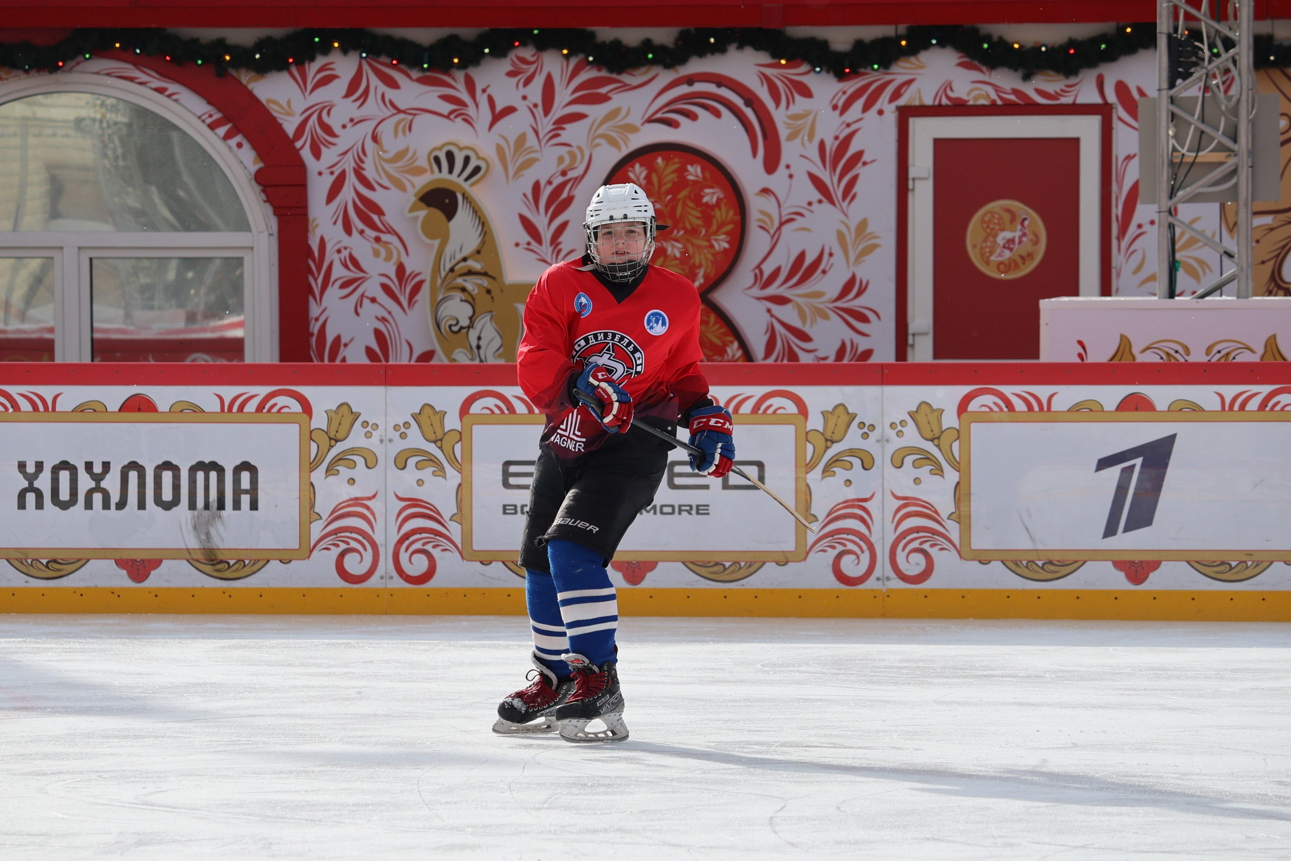 Хоккей с мячем на Красной площади. Фото. Репортажный фотограф, спортивный фотограф в Москве и области