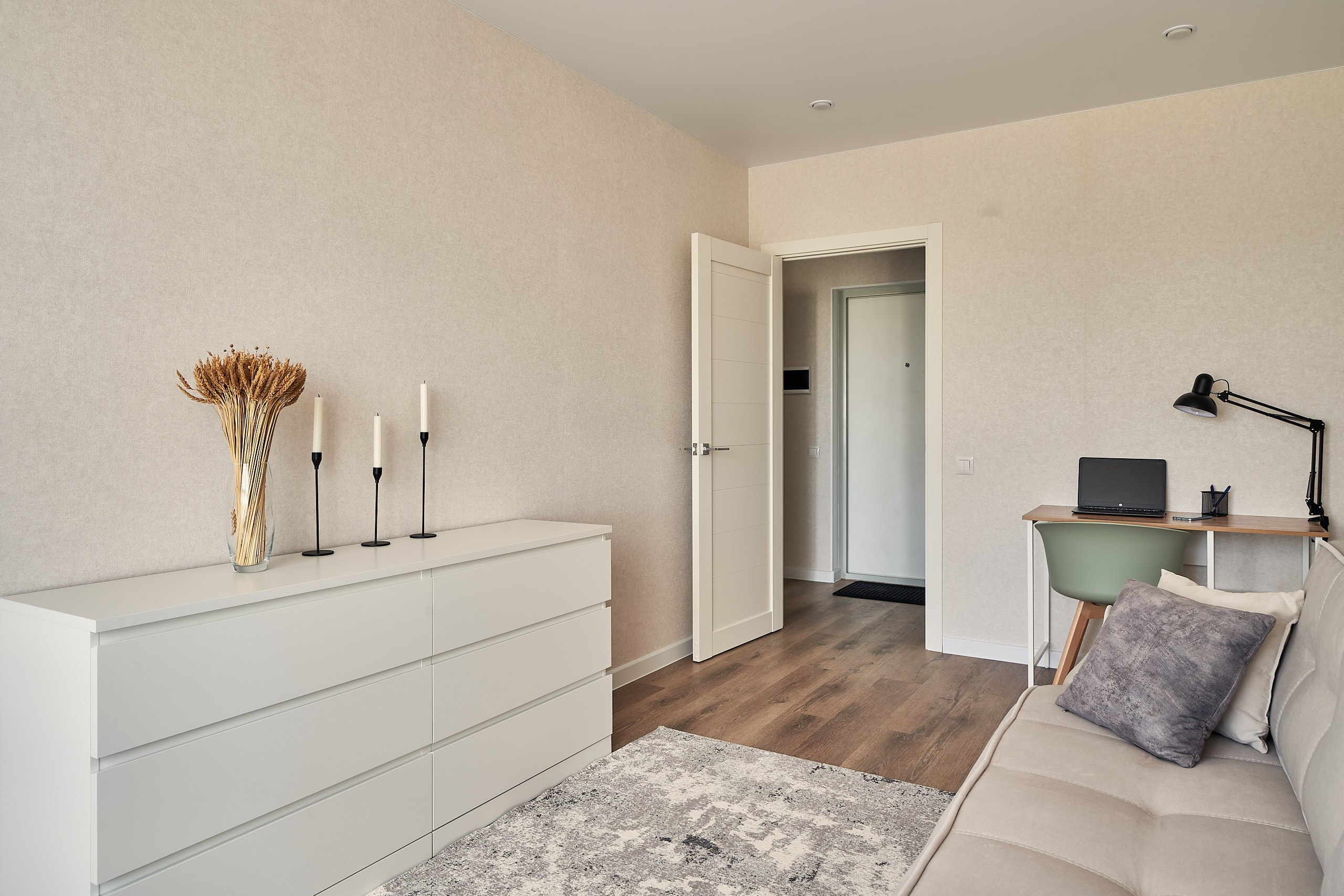 Интерьерная фотография комнаты, ЖК Новая Рига, диагональный план, вид от окна