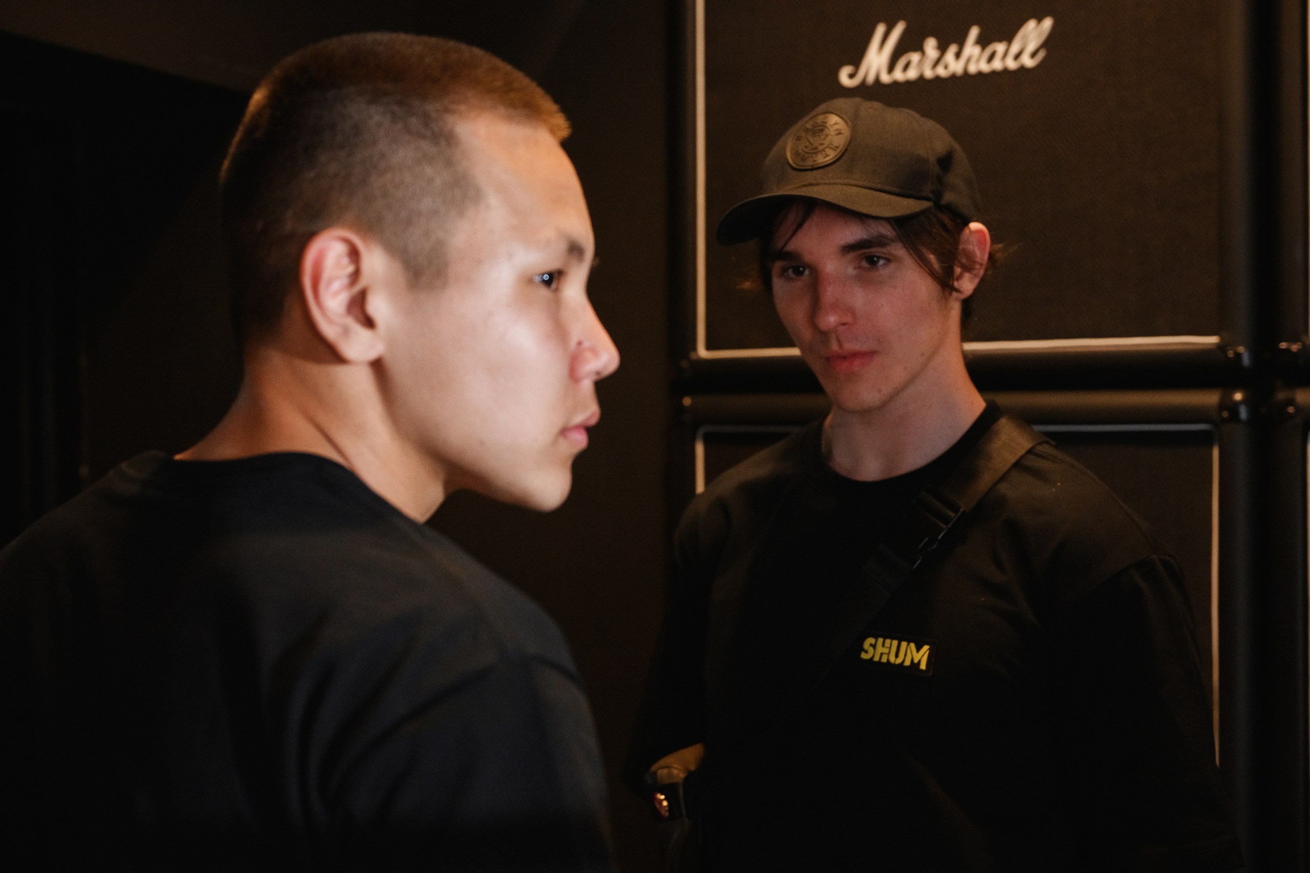 Фотосъемка барабанного концерта в баре 33/45 в Петропавловске-Камчатском, Энергичная концертная фотосессия в баре 33/45 в Петропавловске-Камчатском, Живые кадры с выступления барабанщиков в Петропавловске-Камчатском, Яркие эмоции и драйв на концерте в баре 33/45, Стоимость фотосъемки музыкальных мероприятий в Петропавловске-Камчатском.