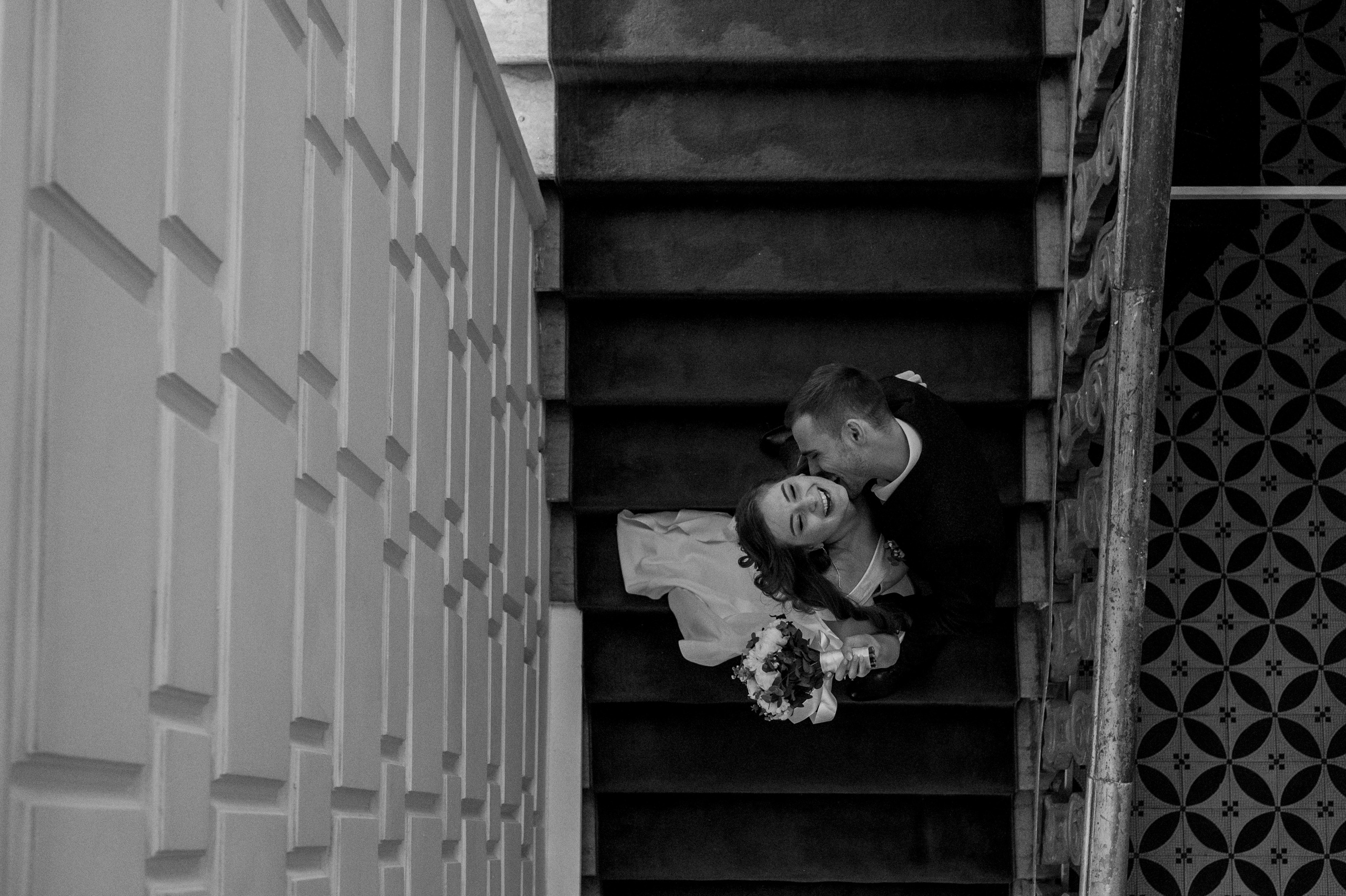 Эмоциональная фотография молодоженов