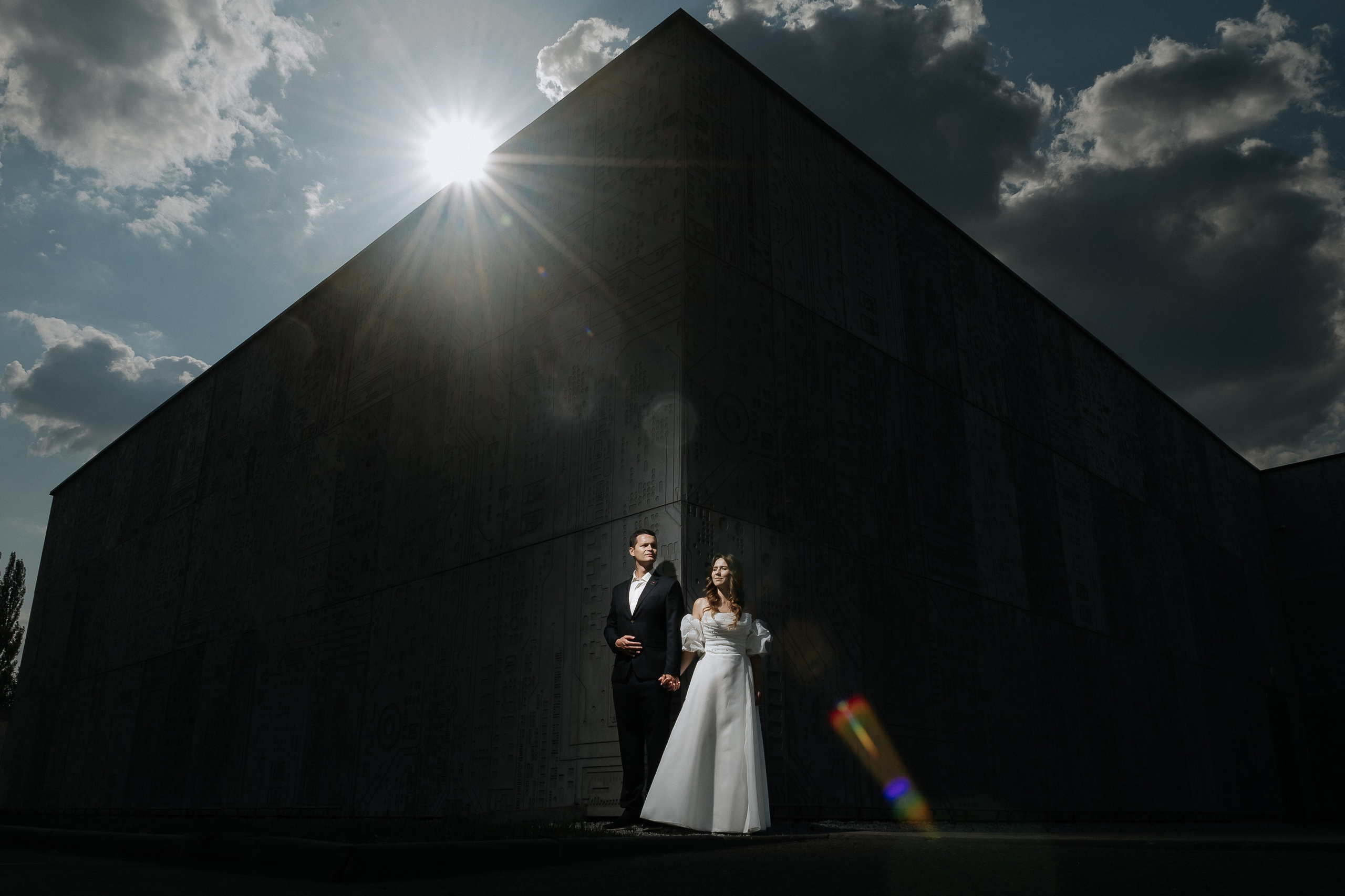 Жених и невеста на прогулке ВДНХ