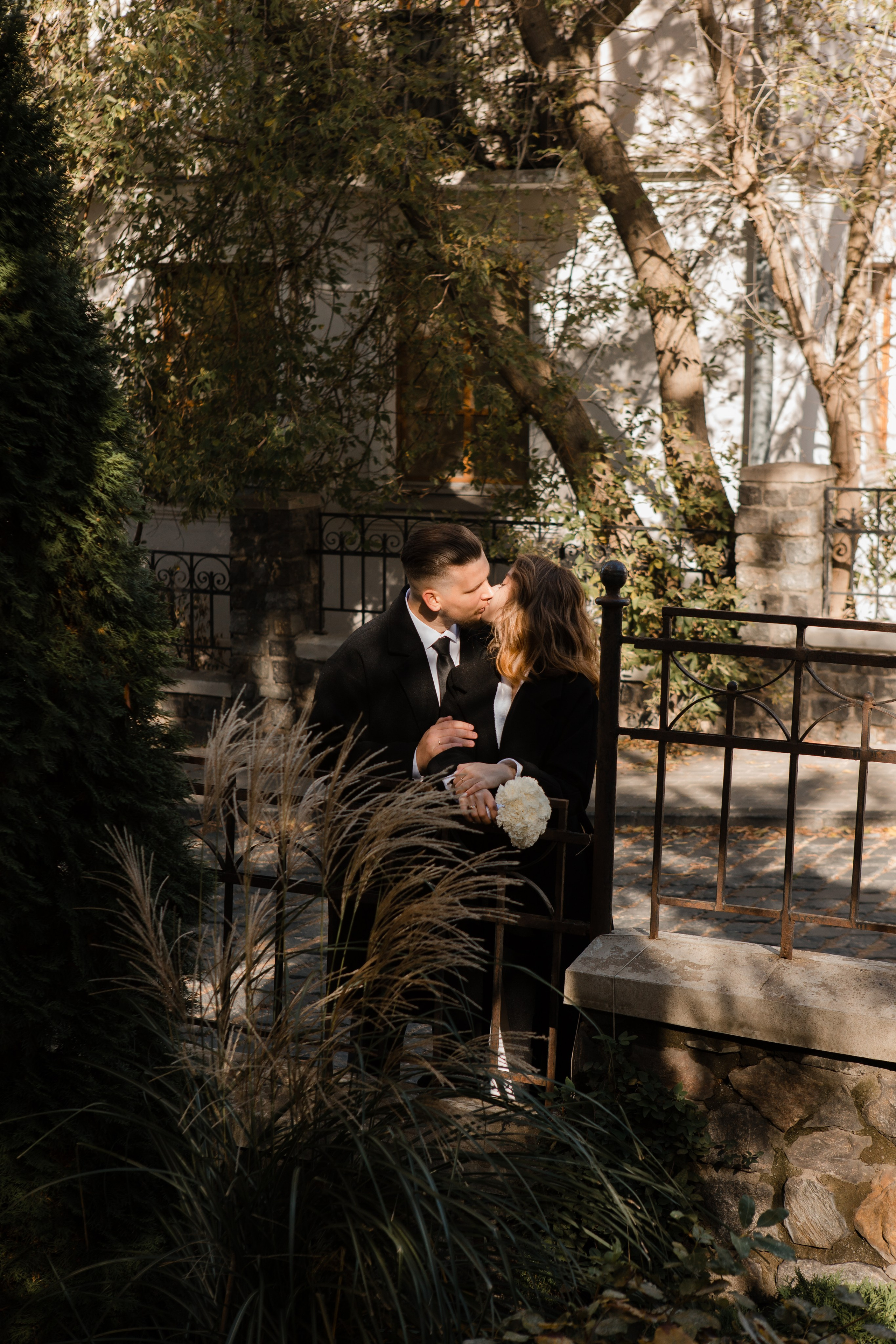 Отдел ЗАГС Администрации Центрального района. Видеосъемка и фотосъемка свадеб. Фотограф и оператор на свадьбу. Видеосъемка подкастов, собственная видео-фотостудии. Предметная фотосъемка