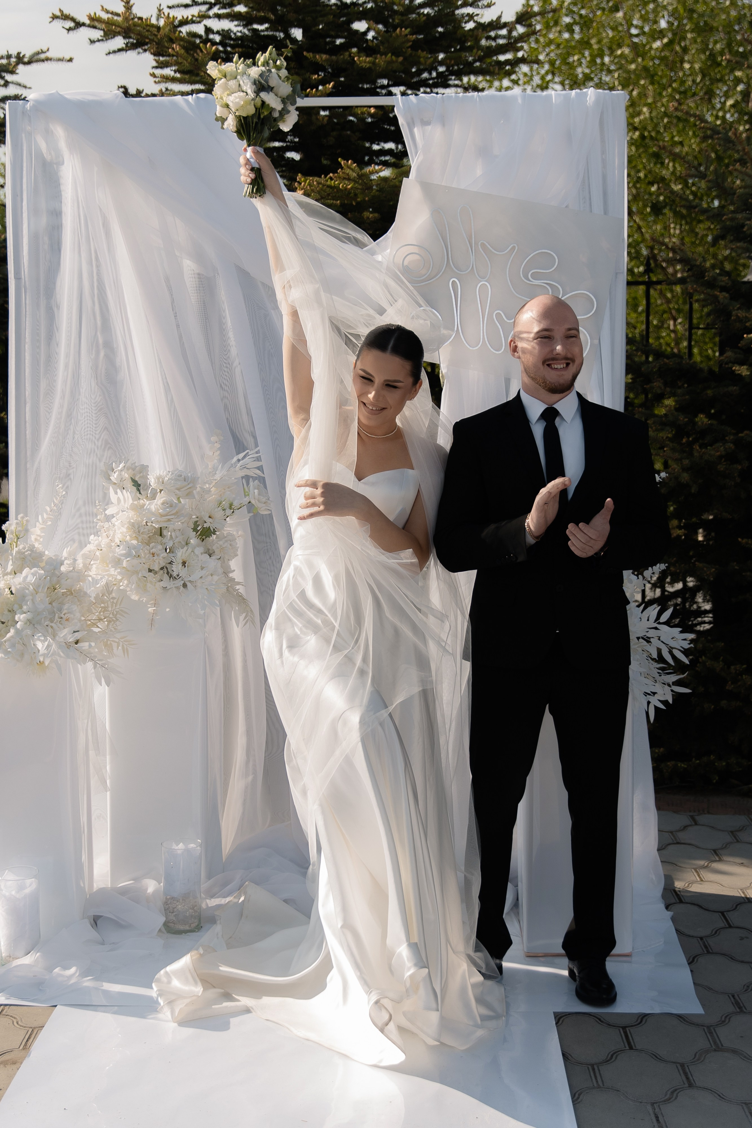 Я создаю профессиональные фотографии, которые сохраняют эмоции, детали и атмосферу вашего праздника. Свадебный фотограф во Владивостоке