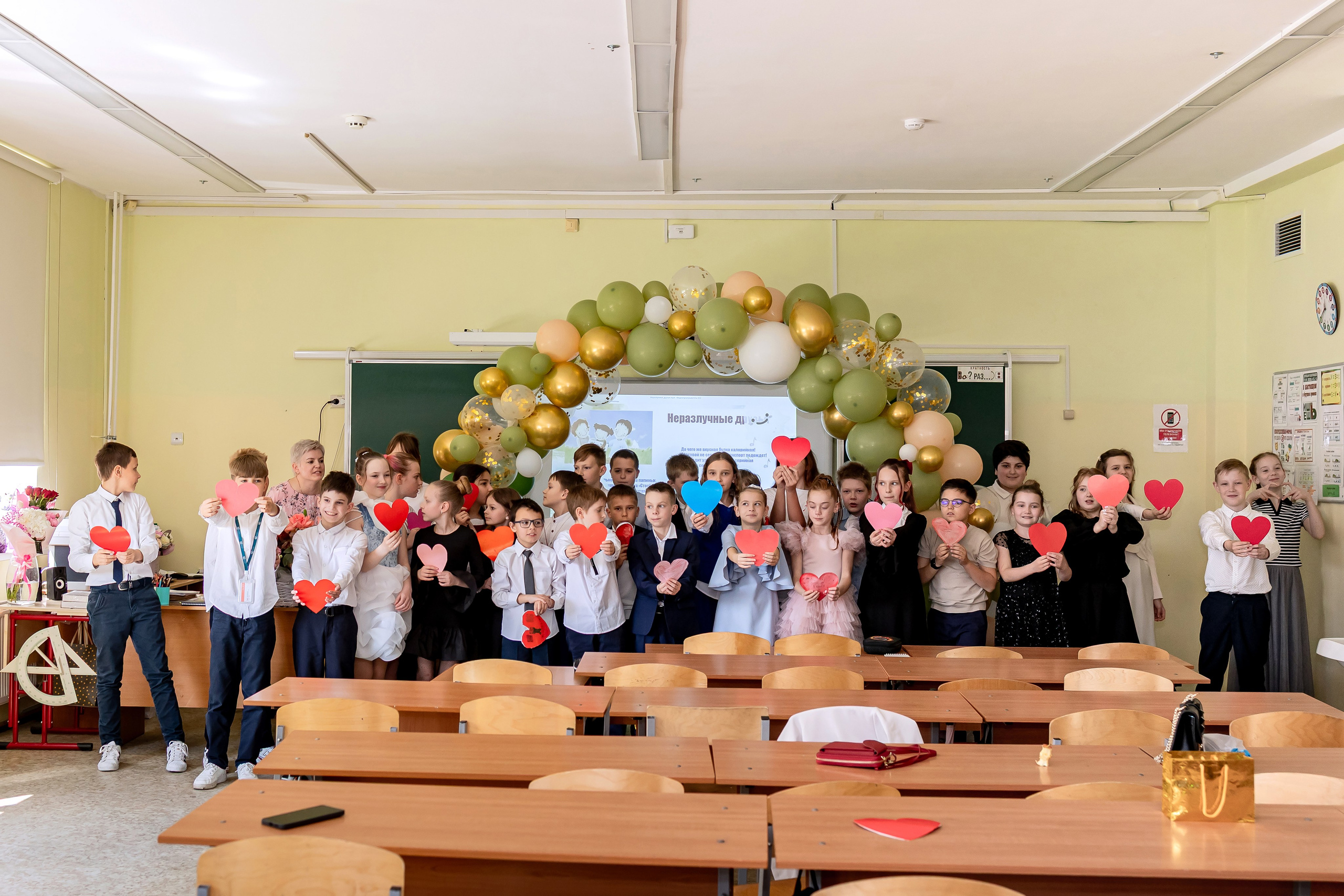 Выпускной в начальной школе в классе. Фотограф и видеограф Москва. Свадебный фотограф, видеограф. Выпускные альбомы. Оживающие альбомы