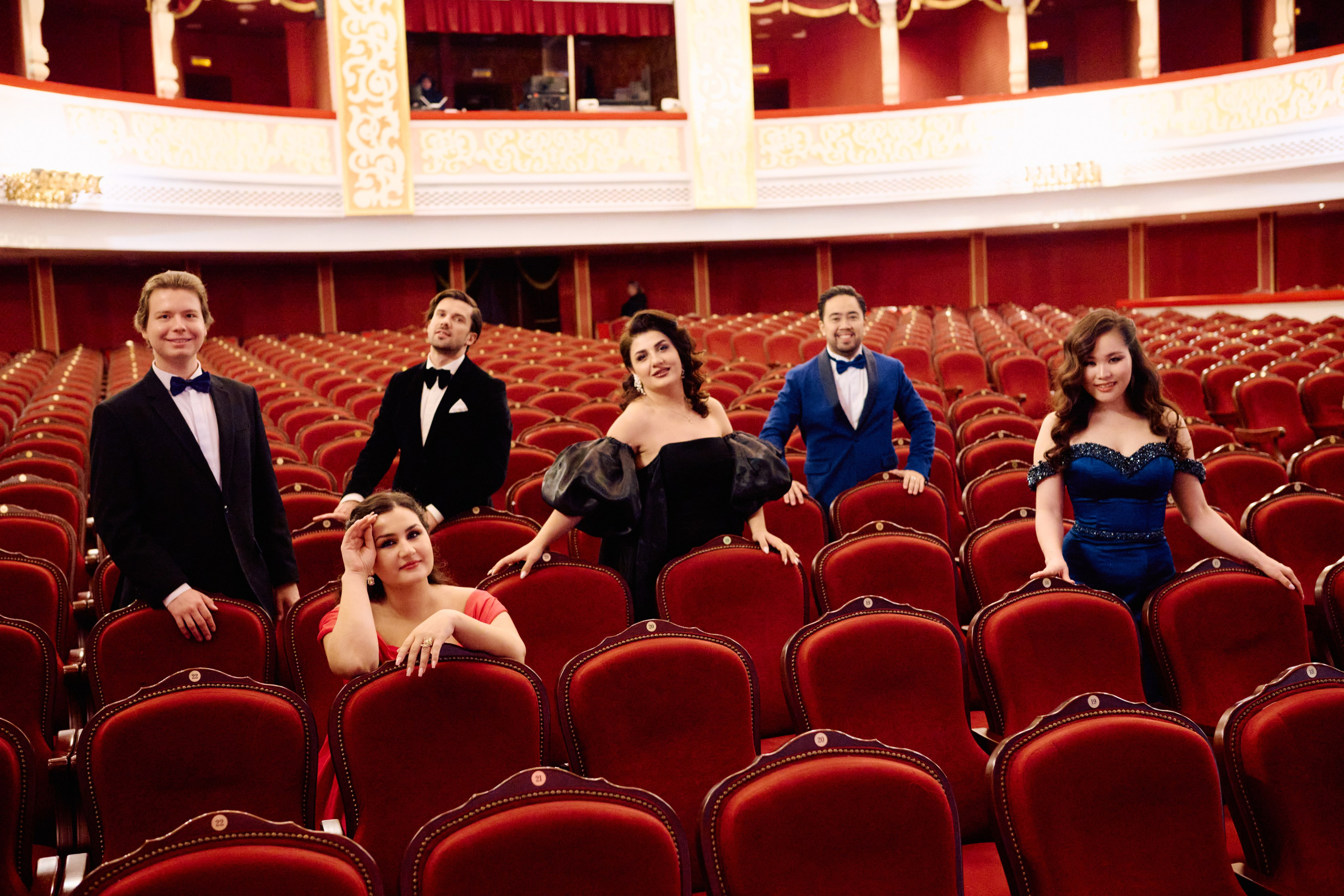 Фотографии оперных перцов в зрительном зале после концерта