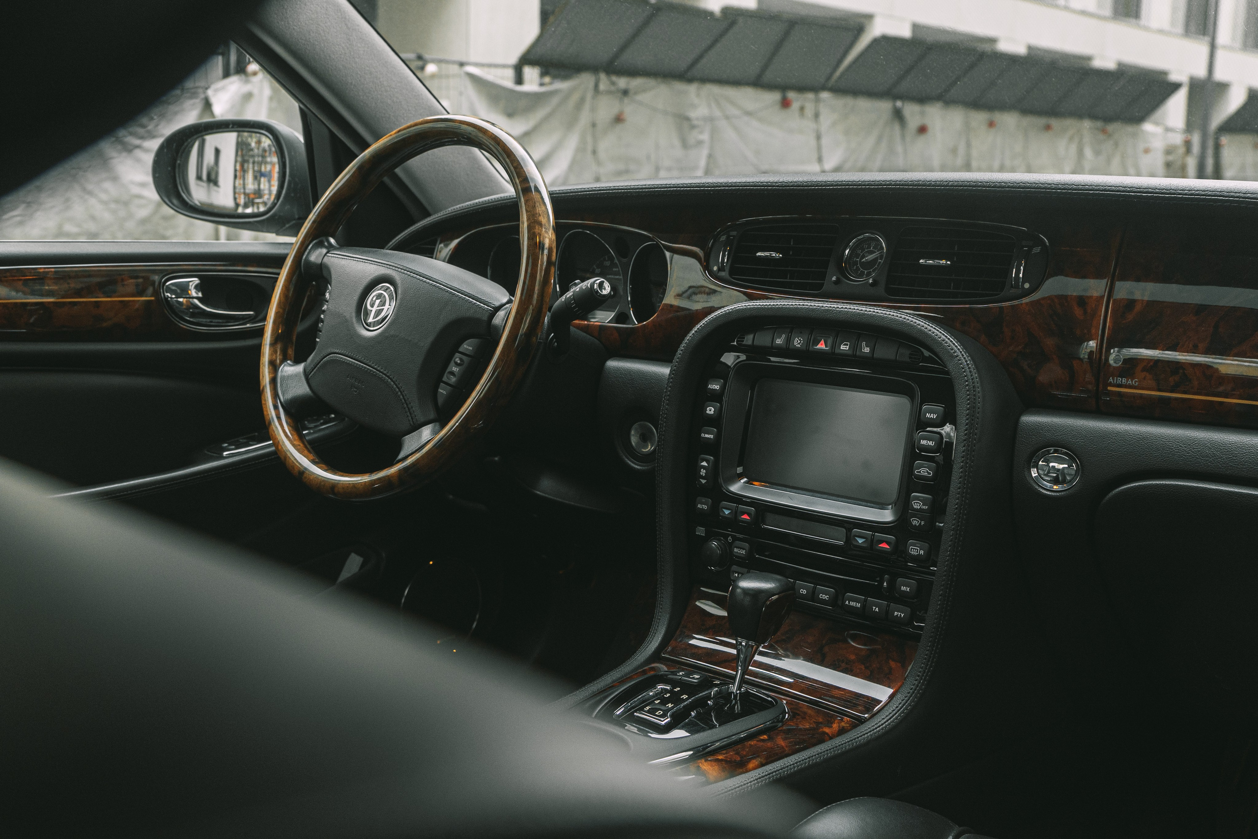 Фотосъемка автомобиля в Парке Горького весной в Москве. Жуков Илья свадебный фотограф в Москве