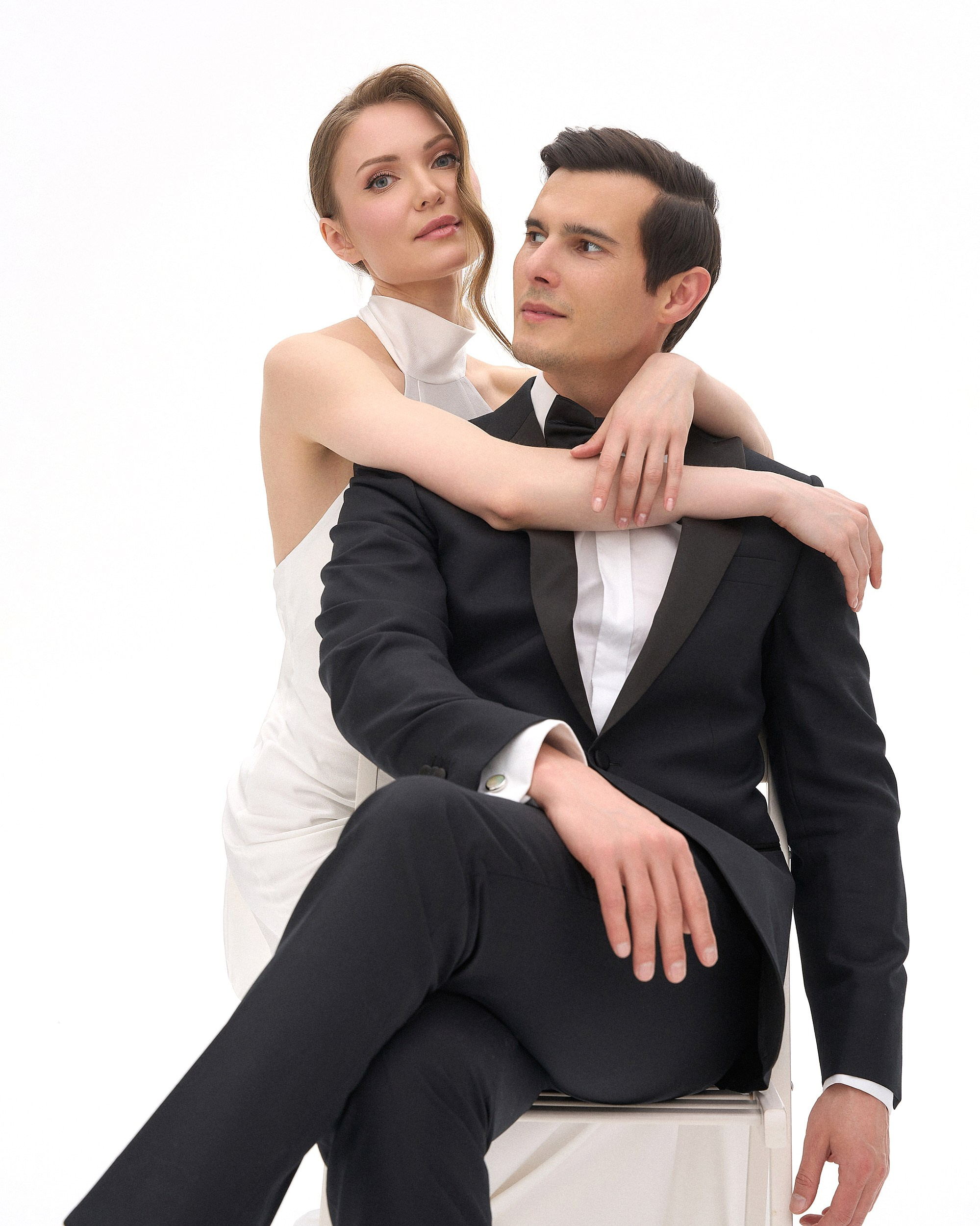 Свадебный портрет: невеста обнимает жениха. Белый фон, минимализм, искренняя нежность. Фотограф Дмитрий Цветков, Санкт-Петербург