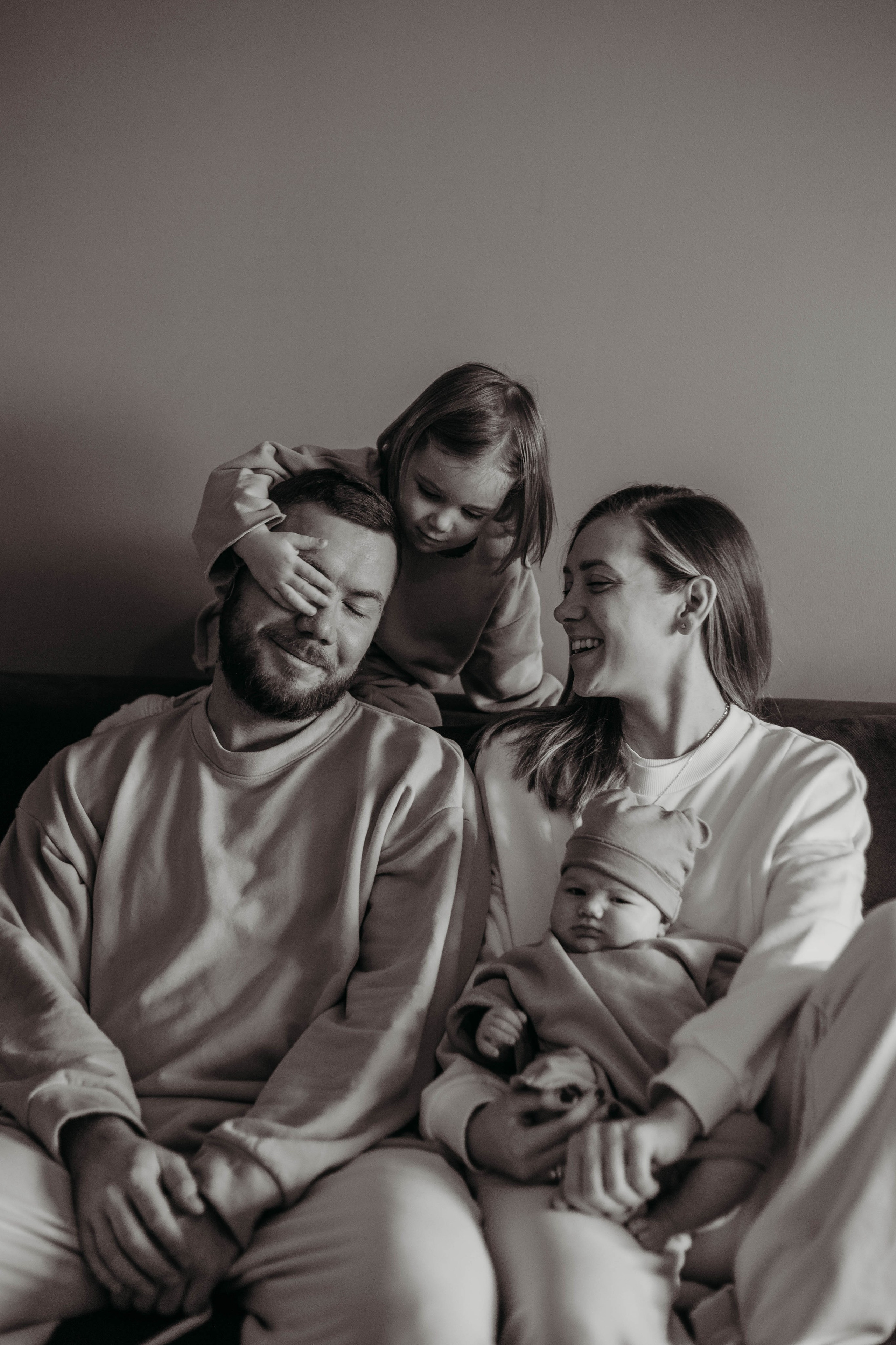 маленькая девочка беситься и шалит на домашней фотосессии