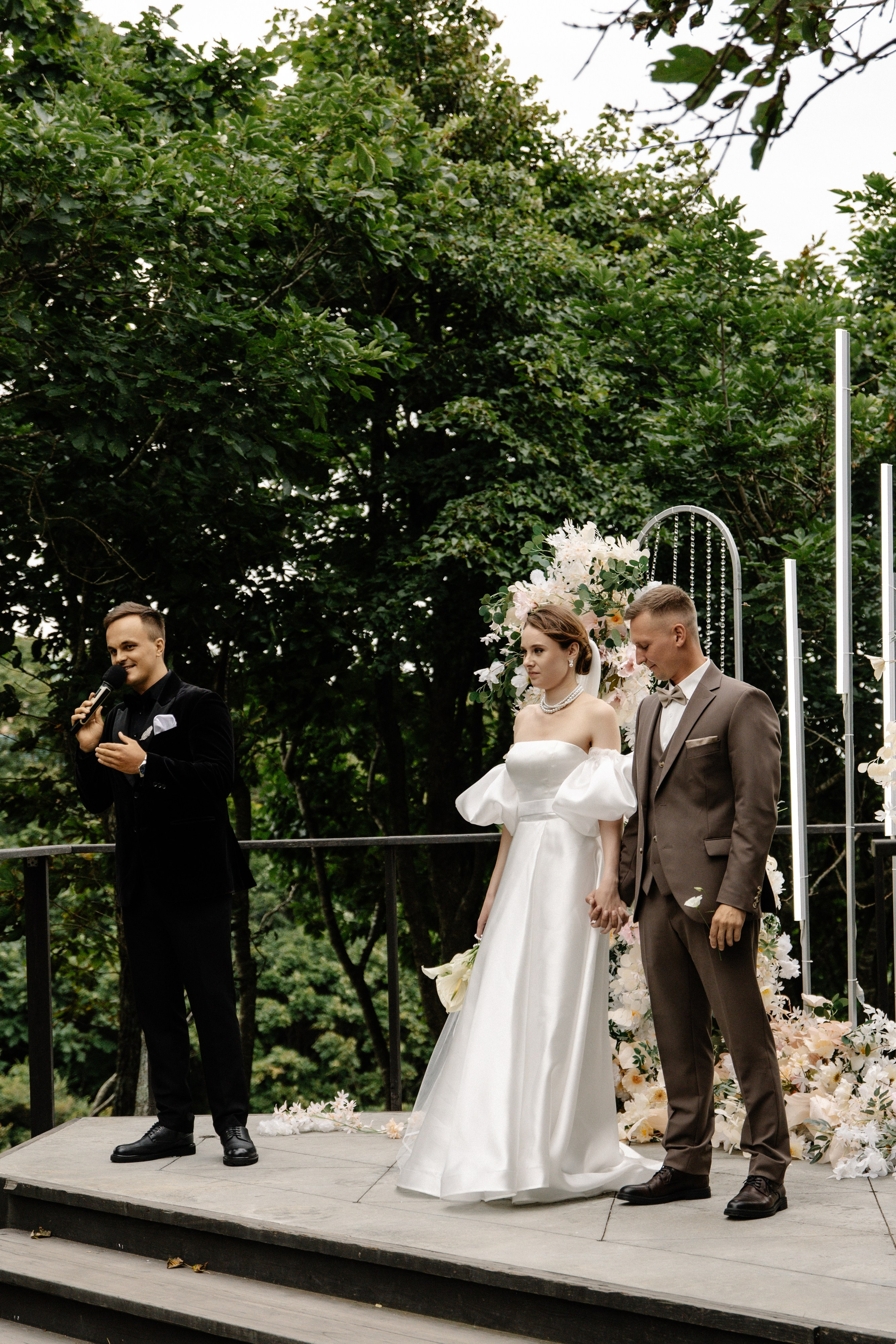 Я создаю профессиональные фотографии, которые сохраняют эмоции, детали и атмосферу вашего праздника. Свадебный фотограф во Владивостоке