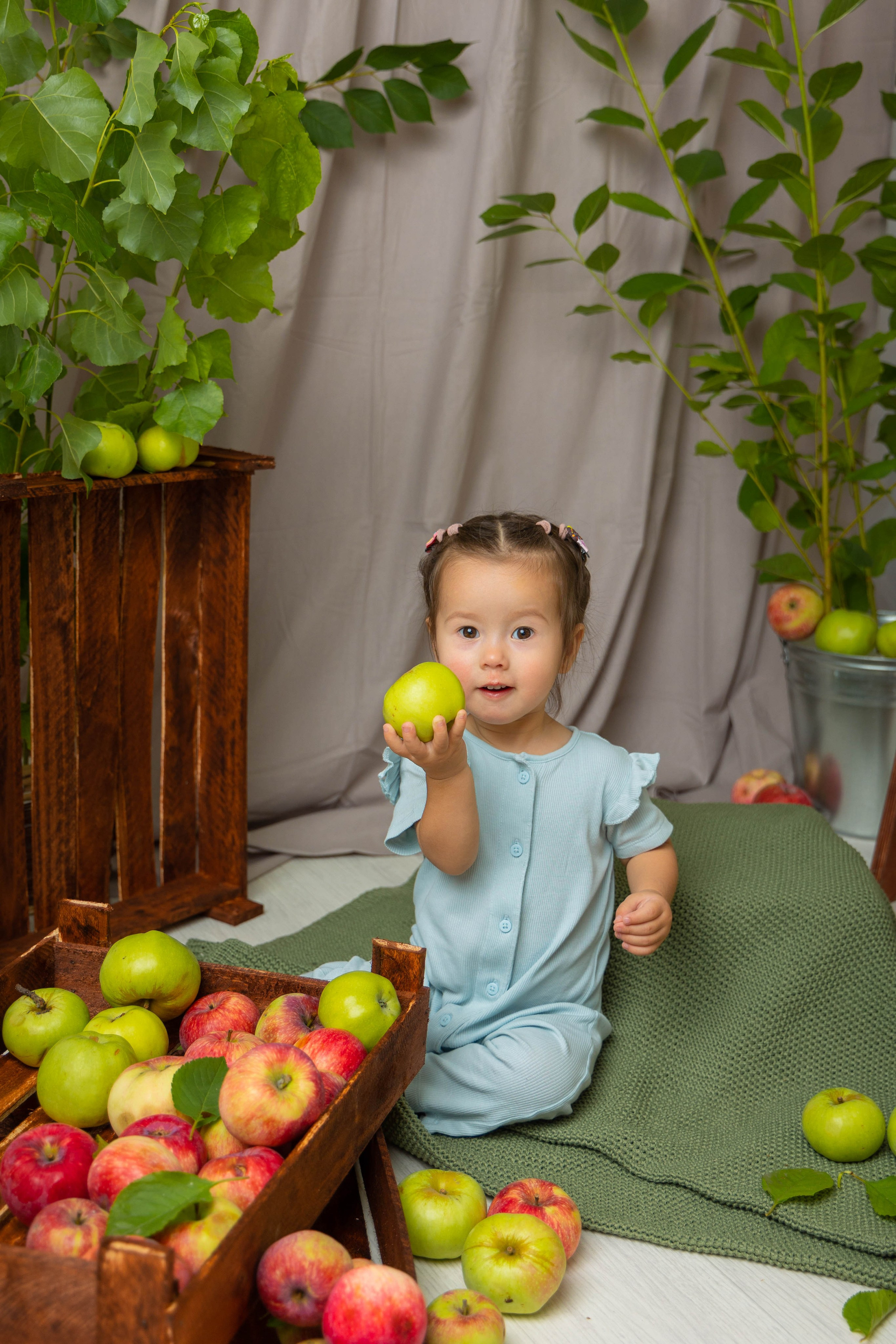 Фото зона с яблоками. Выпускные альбомы в Липецк