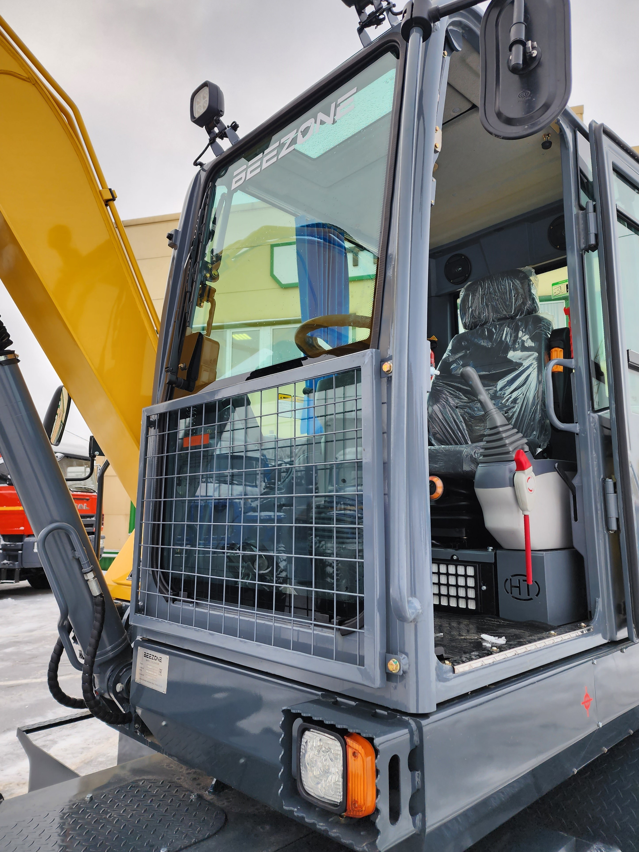 Фото кол. экс. Beezone BX80W. Продажа и обслуживание грузовой техники и спецтехники в г. Новосибирск компания СТИ