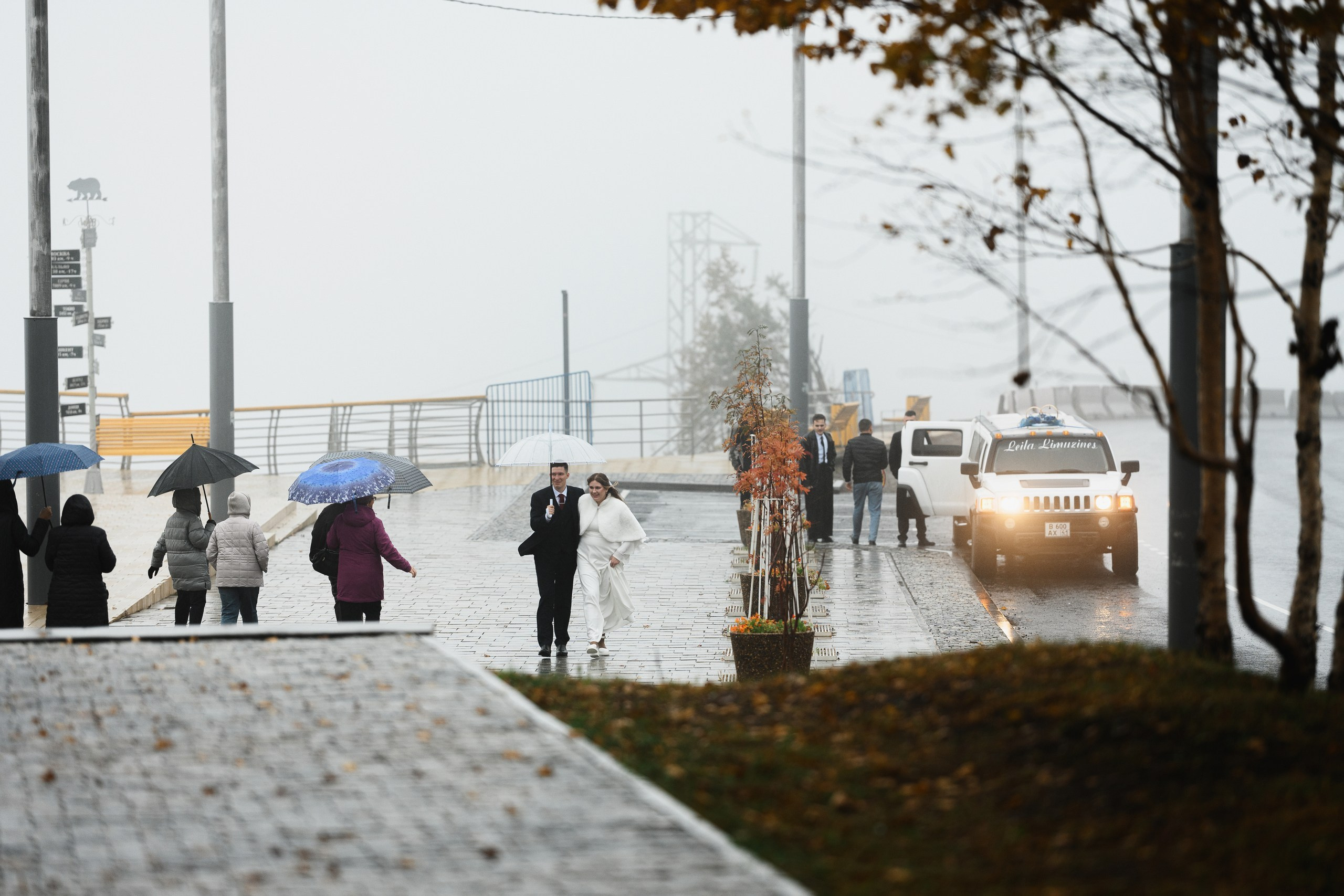 Осенний городской пейзаж во время свадебной фотосессии на Камчатке