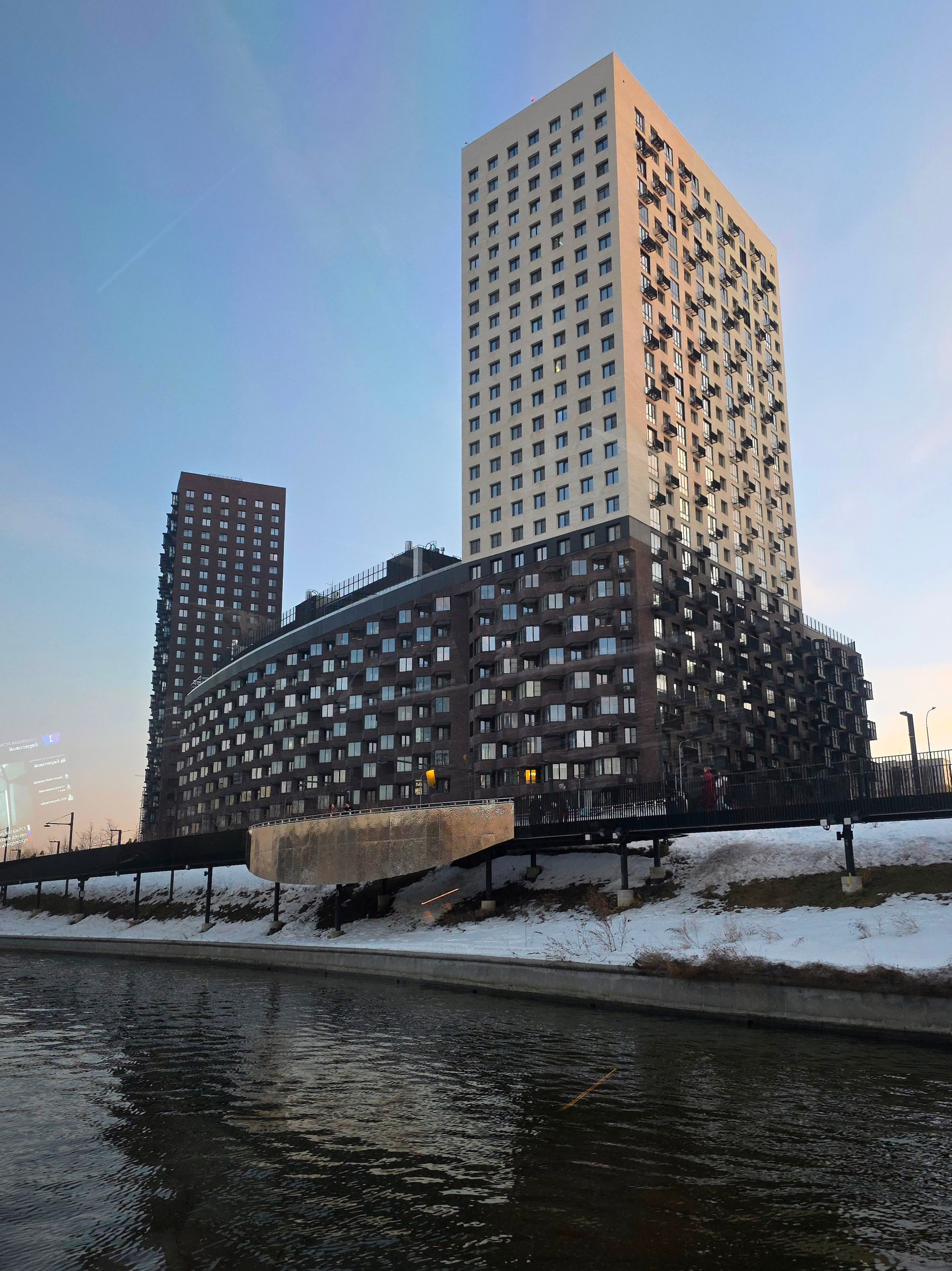 Напротив небольшой кусочек набережной, по которому уже можно прогуляться