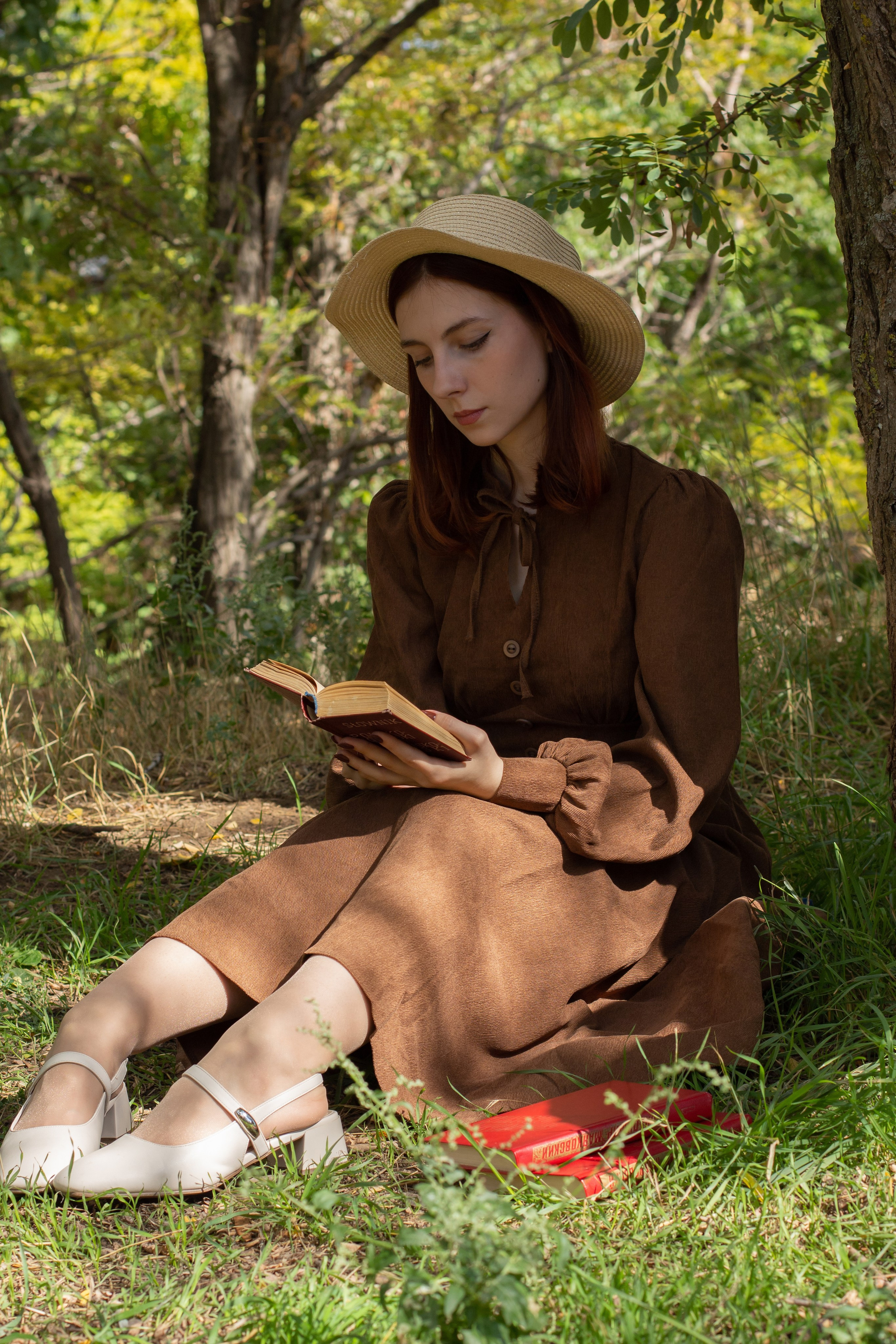 <img src="ml.jpg" alt="Девушка в шляпе читает книгу">