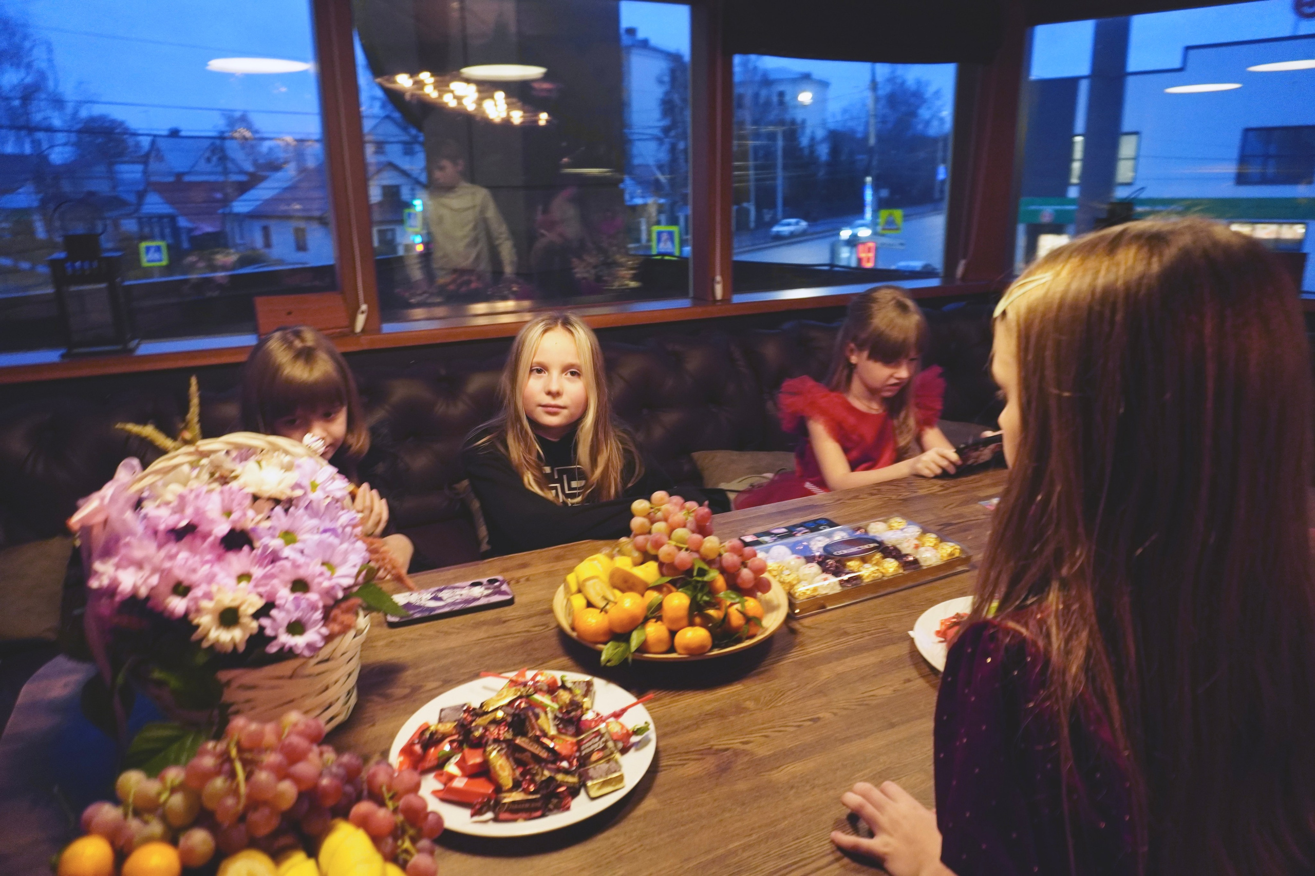 Съемка на день рождения Елены в окружении друзей и родных. Репортажный и портретный фотограф Татьяна Одинцова