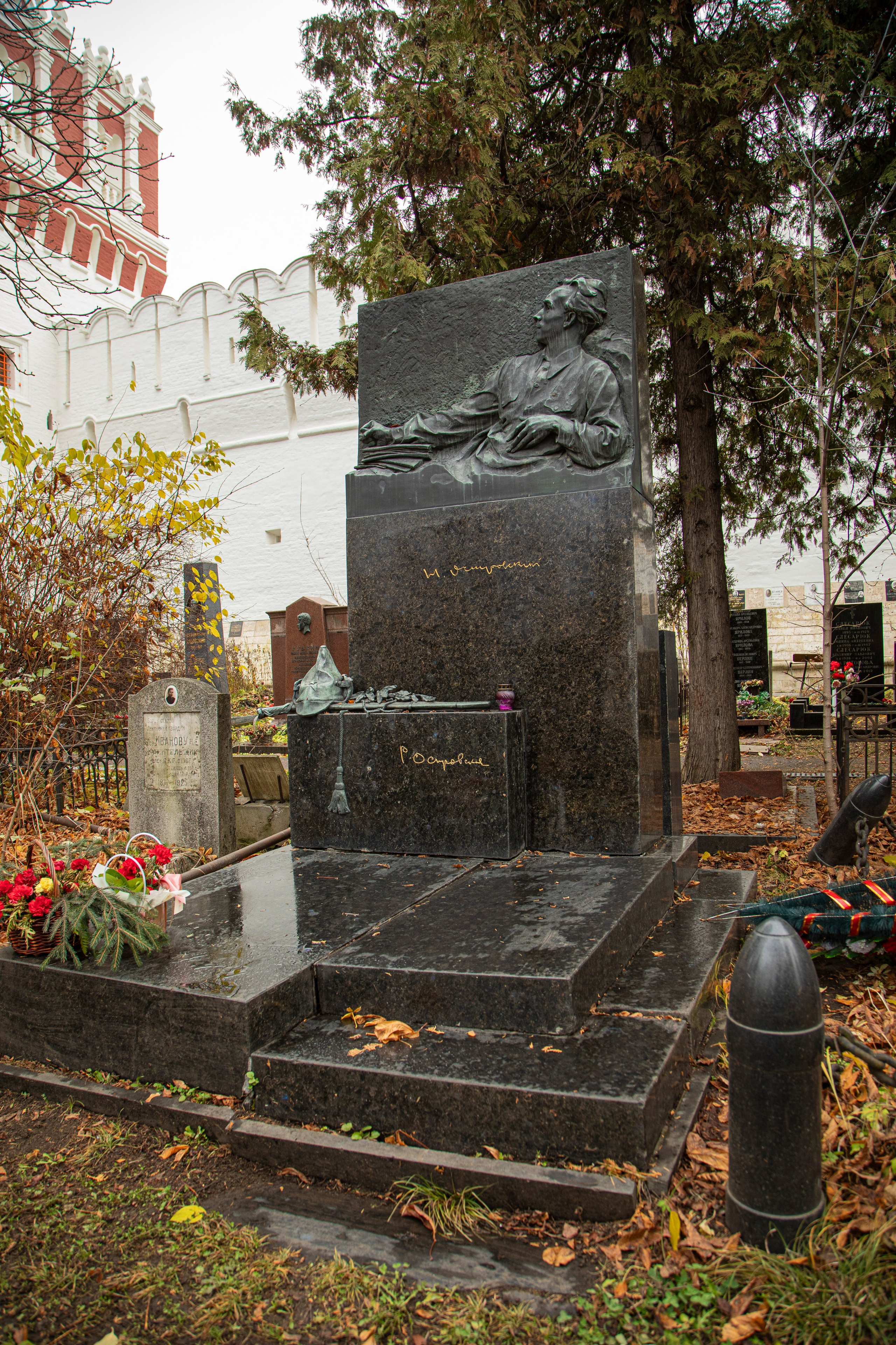 Осенняя прогулка по Новодевичьему кладбищу. Фотограф Сергей Ловкий