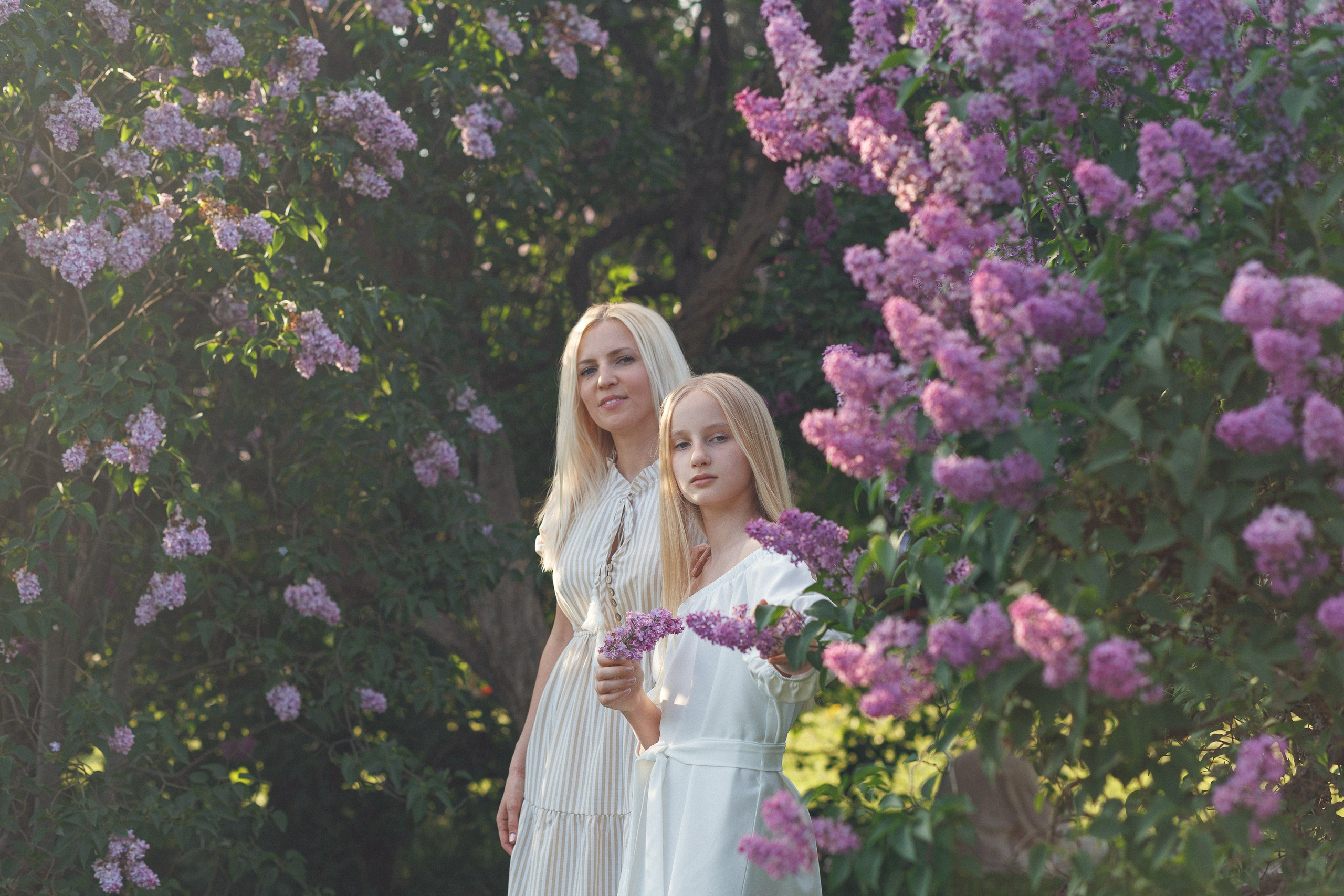 Фотосессия мама и дочь в сиреневом саду. Семейный фотограф в Москве Влада Лунина